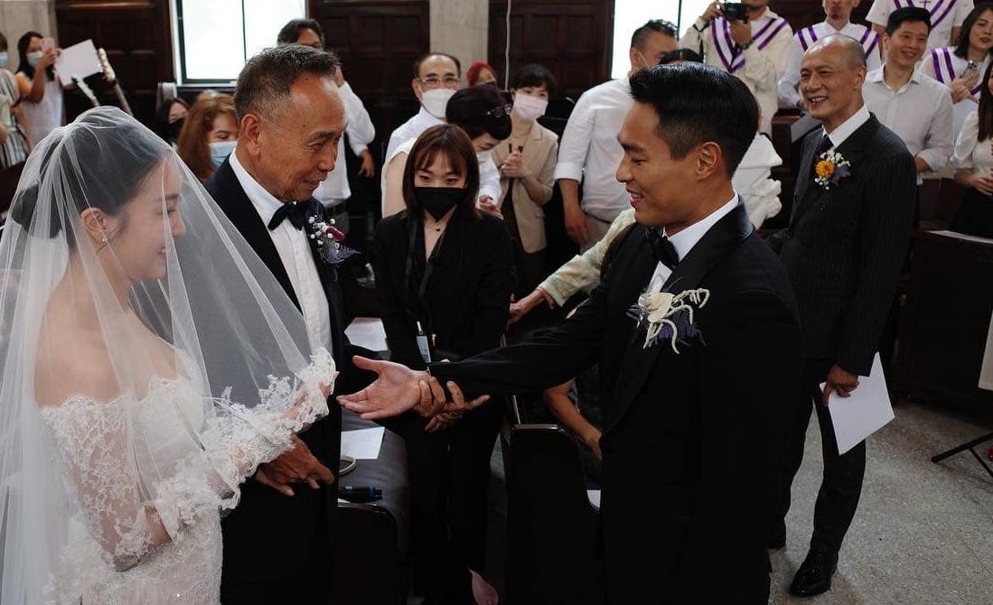 楊祐寧結婚時爸爸（右一）在身旁一臉開心模樣。（翻攝自臉書）
