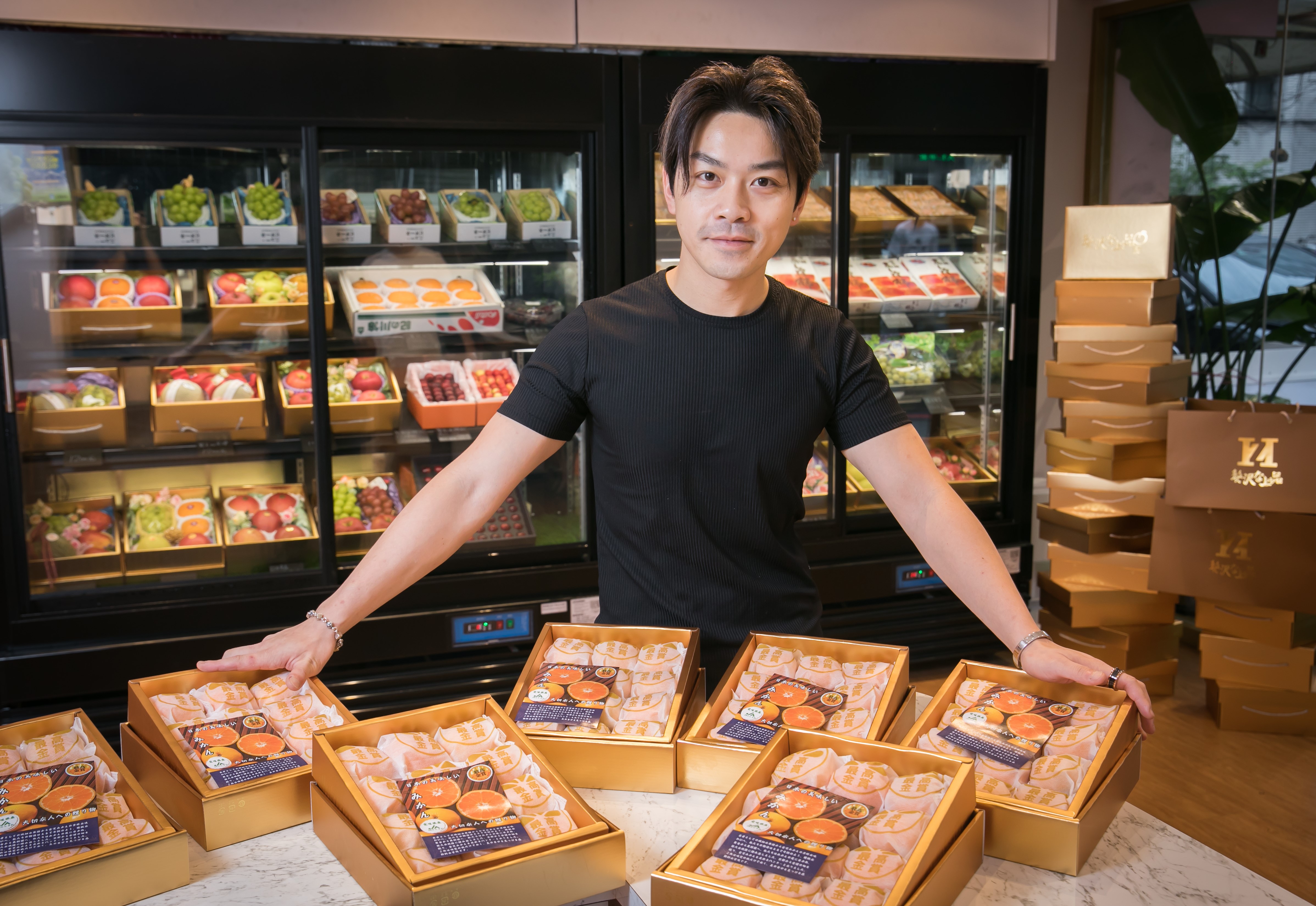 一身行頭上身、帥氣的李祖恩，當初是賣蔬果流動攤販出身，有了固定攤位之後，開始賣起好品質的水果，越賣越高級，最後專心在高級水果，線上、線下噱頭十足、也闖出名號。