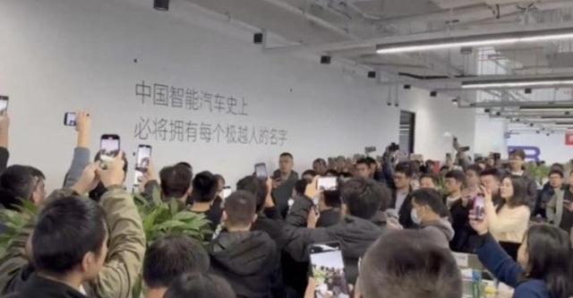 許多員工在公司總部圍住CEO夏一平。(翻自YouTube畫面)