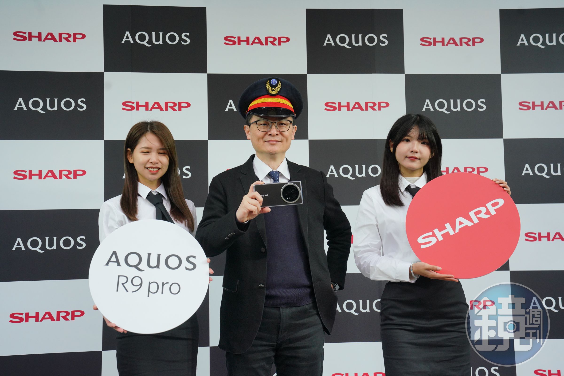 搶紅包商機,日系夏普農曆年前推出旗艦手機 AQUOS R9 Pro配備業界最大的1/0.98英吋感光元件與三顆徠卡鏡頭系統。