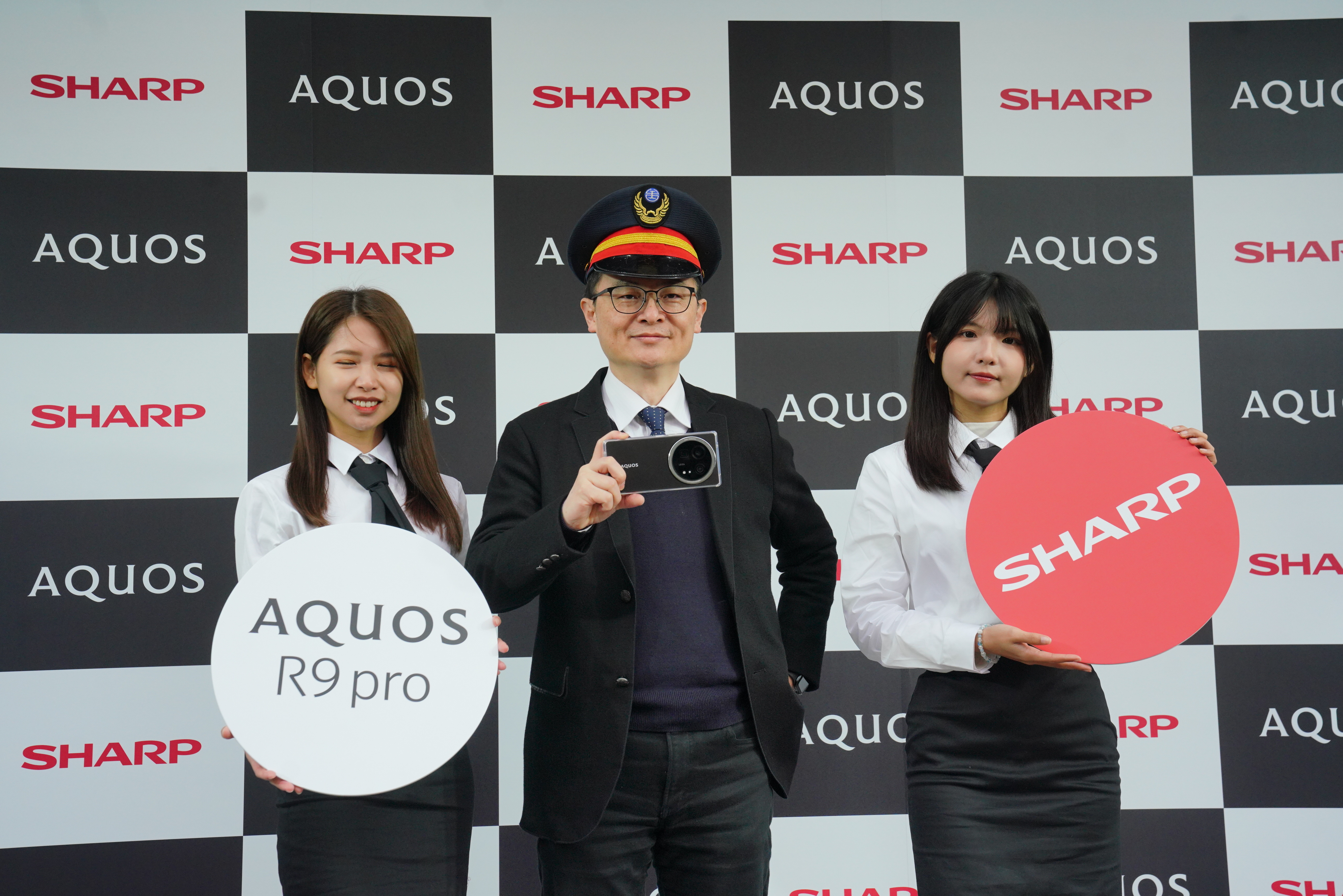 搶紅包商機，日系夏普農曆年前推出旗艦手機 AQUOS R9 Pro配備業界最大的1/0.98英吋感光元件與三顆徠卡鏡頭系統。