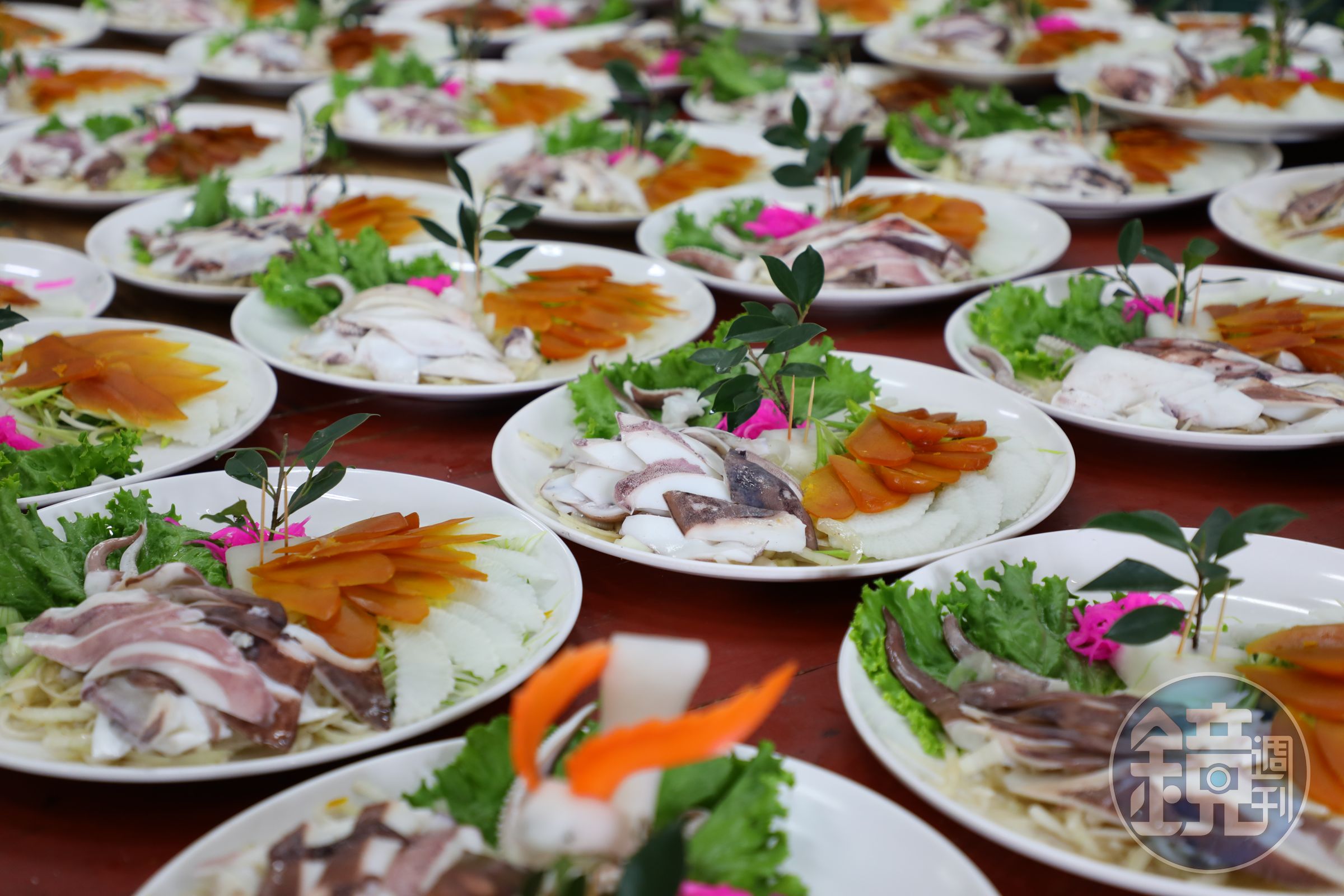 「軟絲烏魚子」在料理台上一字排開,非常壯觀。