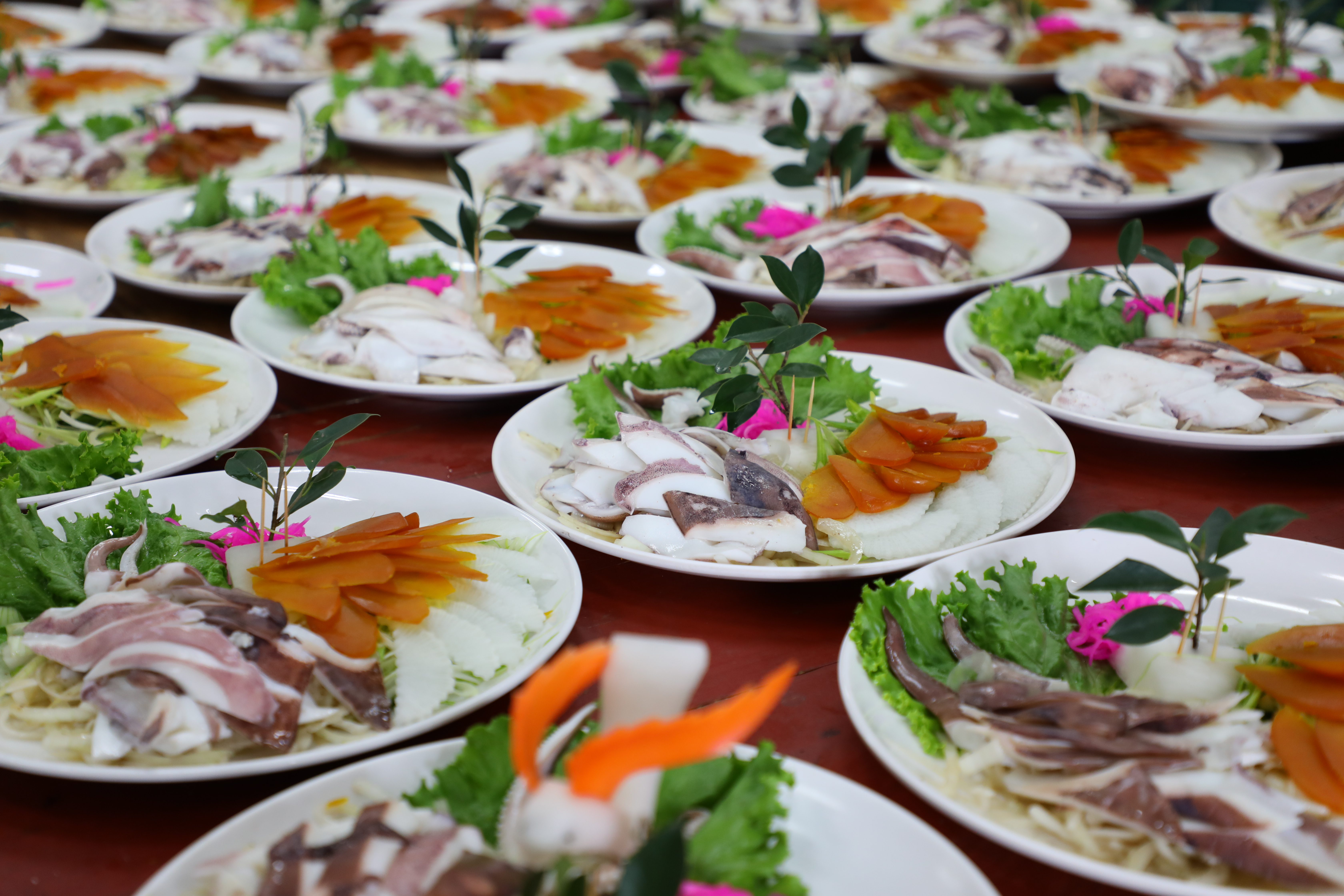 「軟絲烏魚子」在料理台上一字排開，非常壯觀。