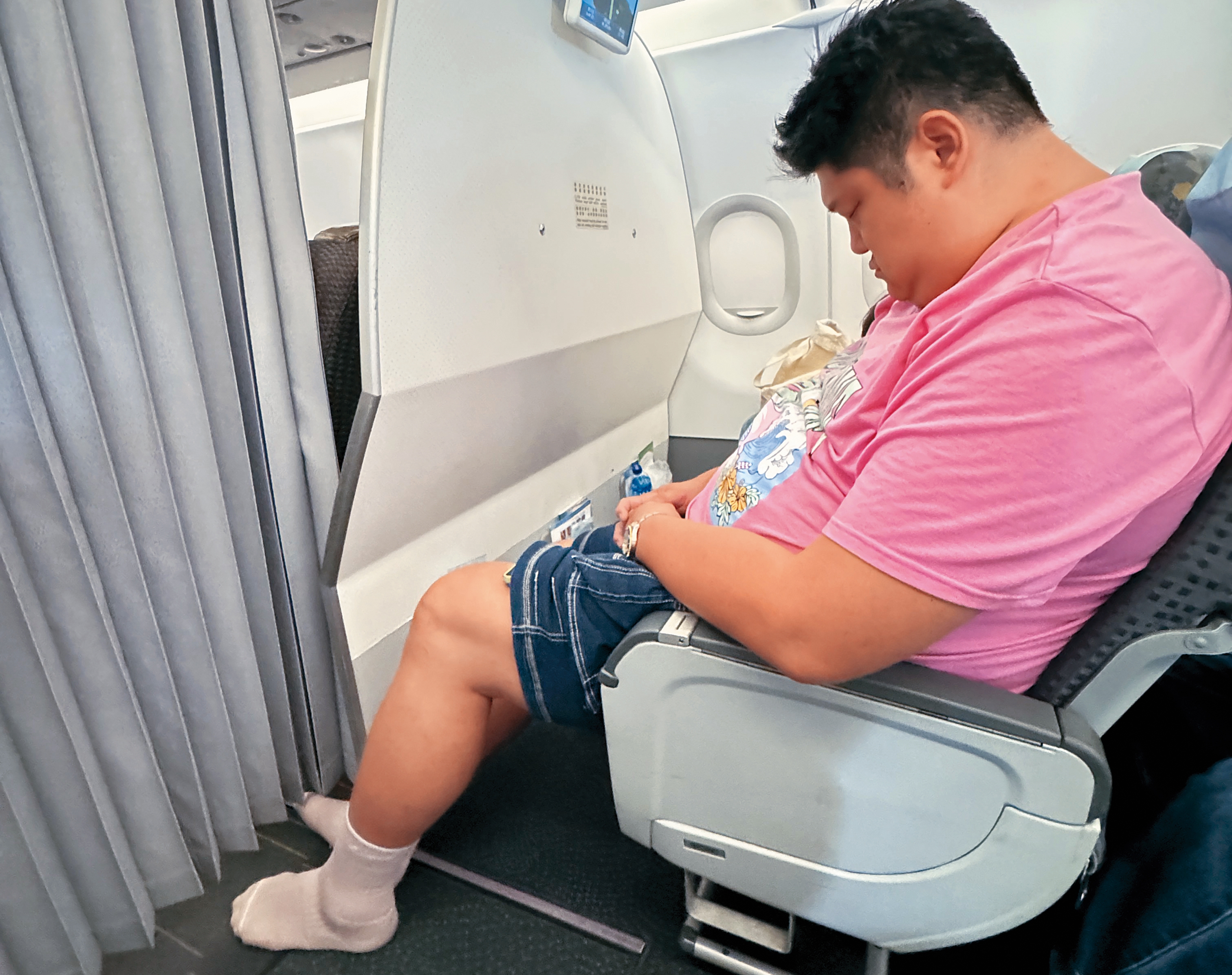 9月19日上午，哈孝遠一家人搭機赴日，人高馬大的他一眼就被認出。（讀者提供）