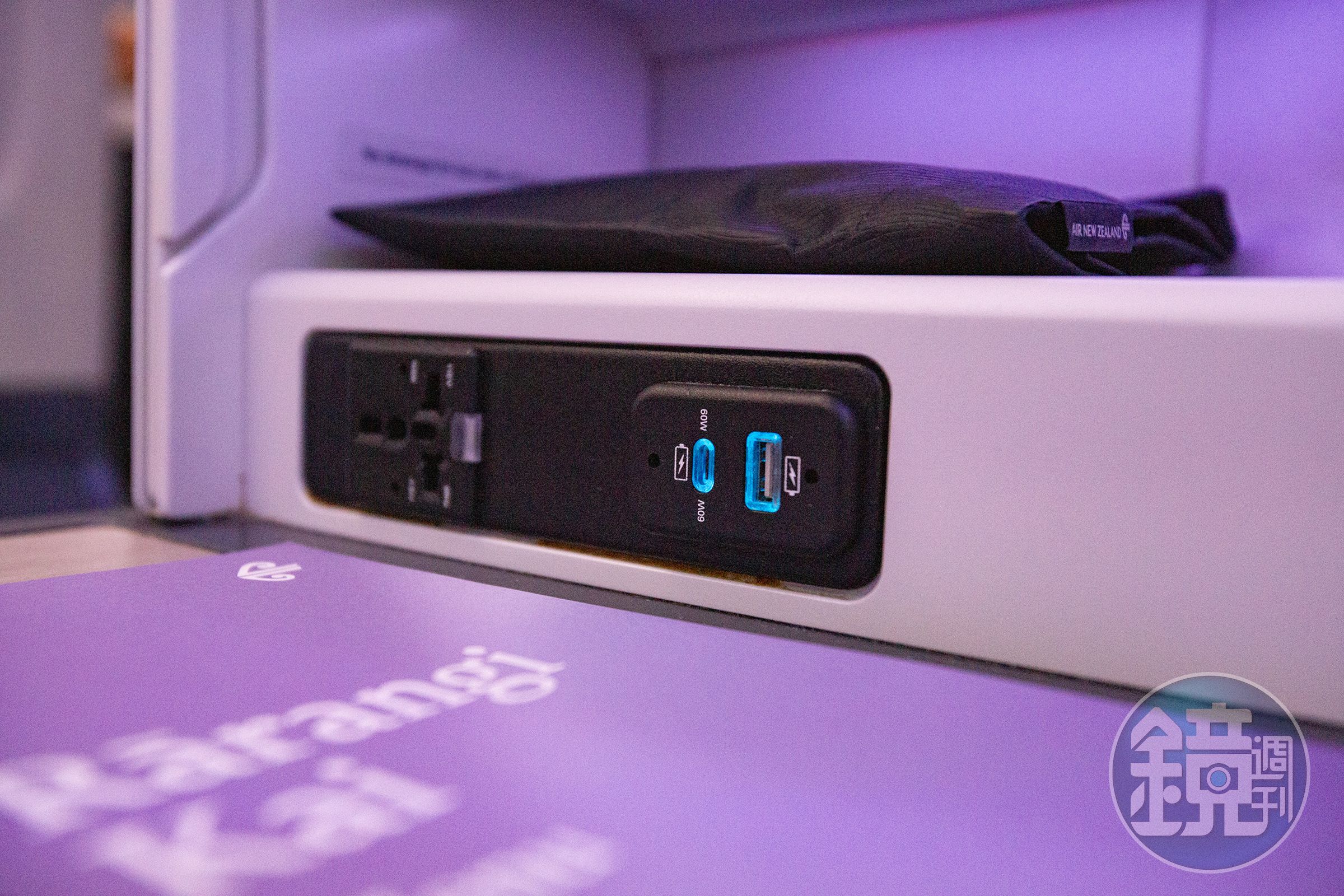 商務艙座椅旁設有萬國插座、USB Type-A與Type-C充電孔,手機、平板與筆電都能找到適合的充電方式。