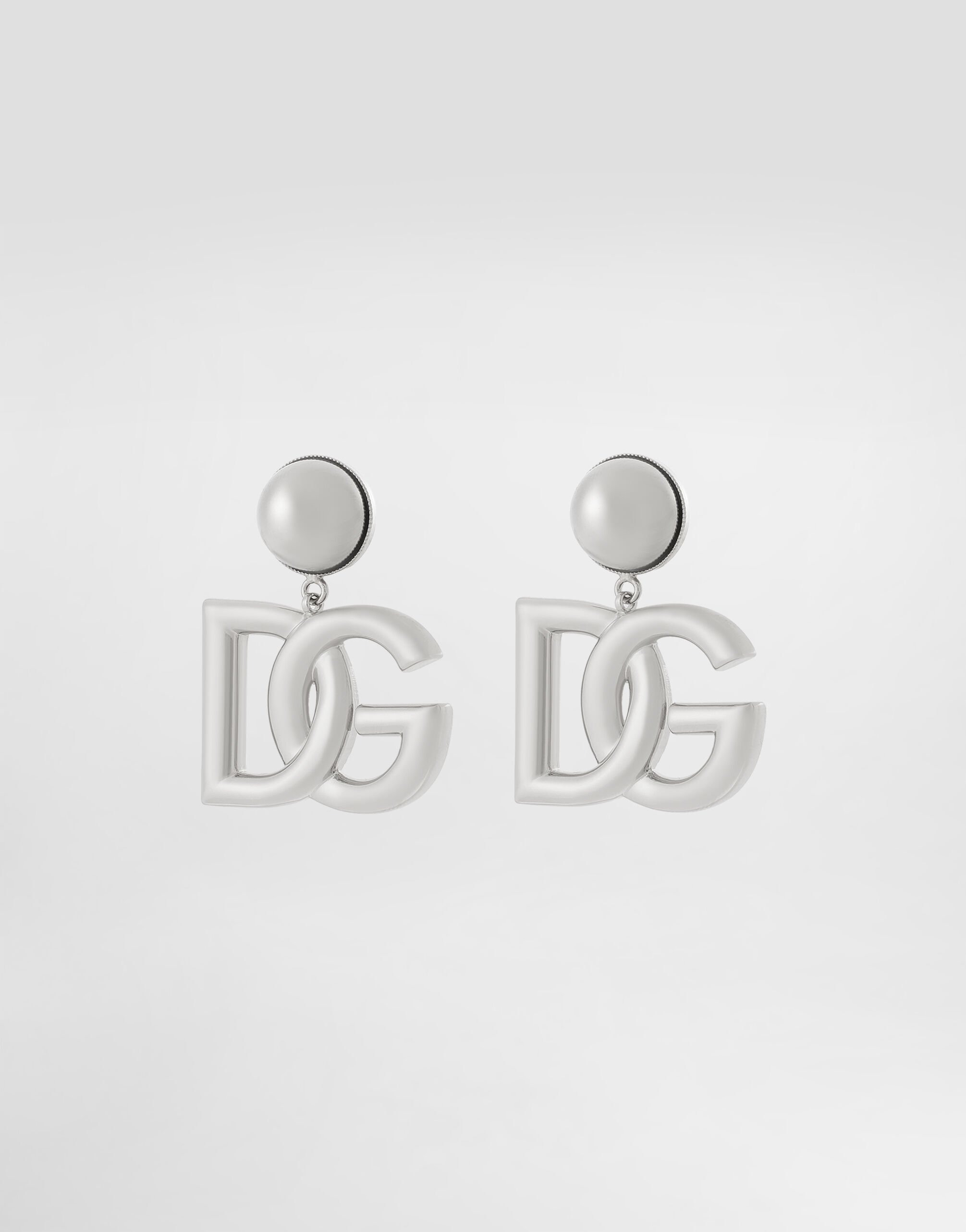 DG銀色夾式耳環。NT$14,000(美之心提供)