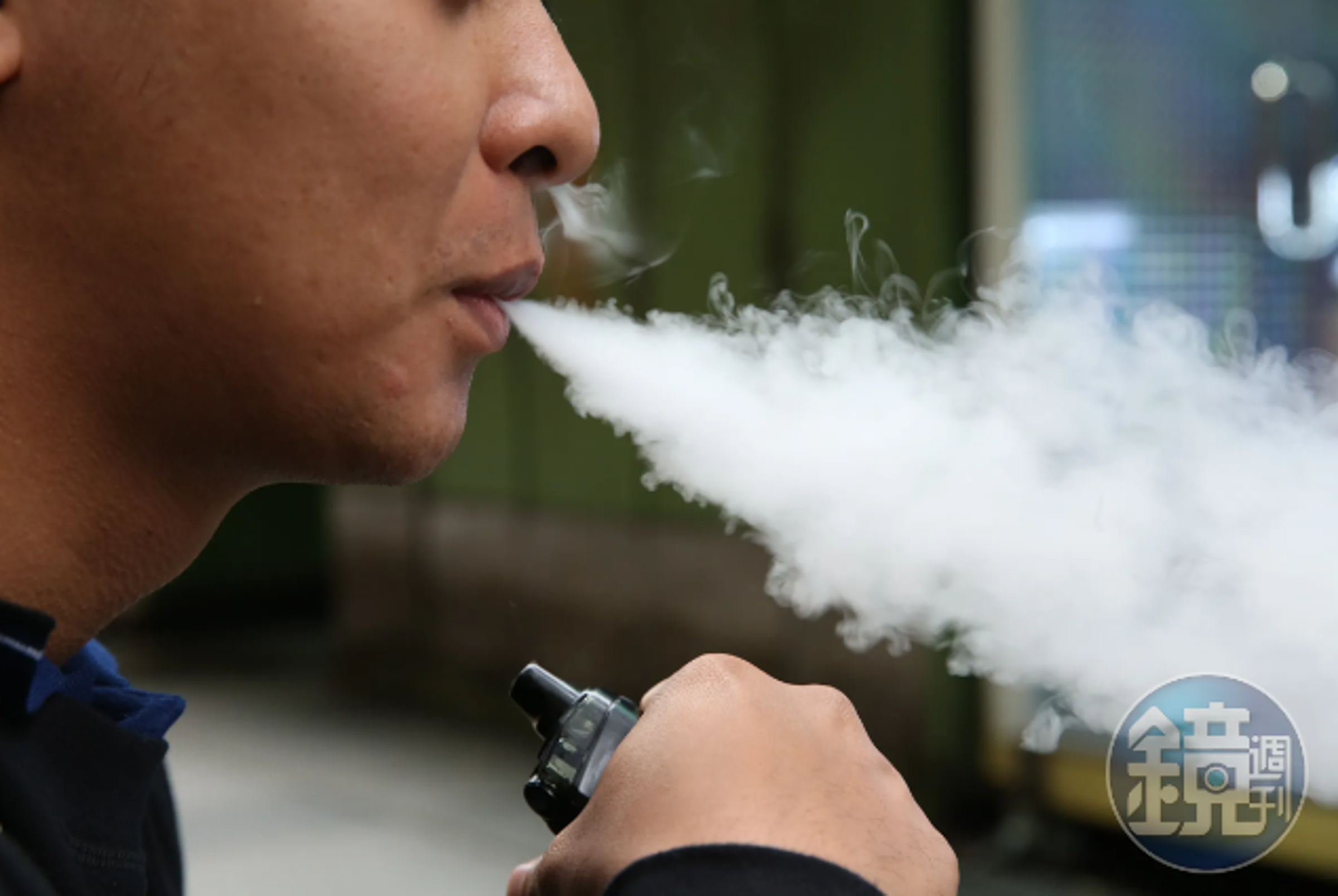胸腔科醫師蘇一峰分享在診間碰到的案例,一名父親因在家中抽電子煙,導致一家6口全氣喘。(示意圖,本刊資料照)