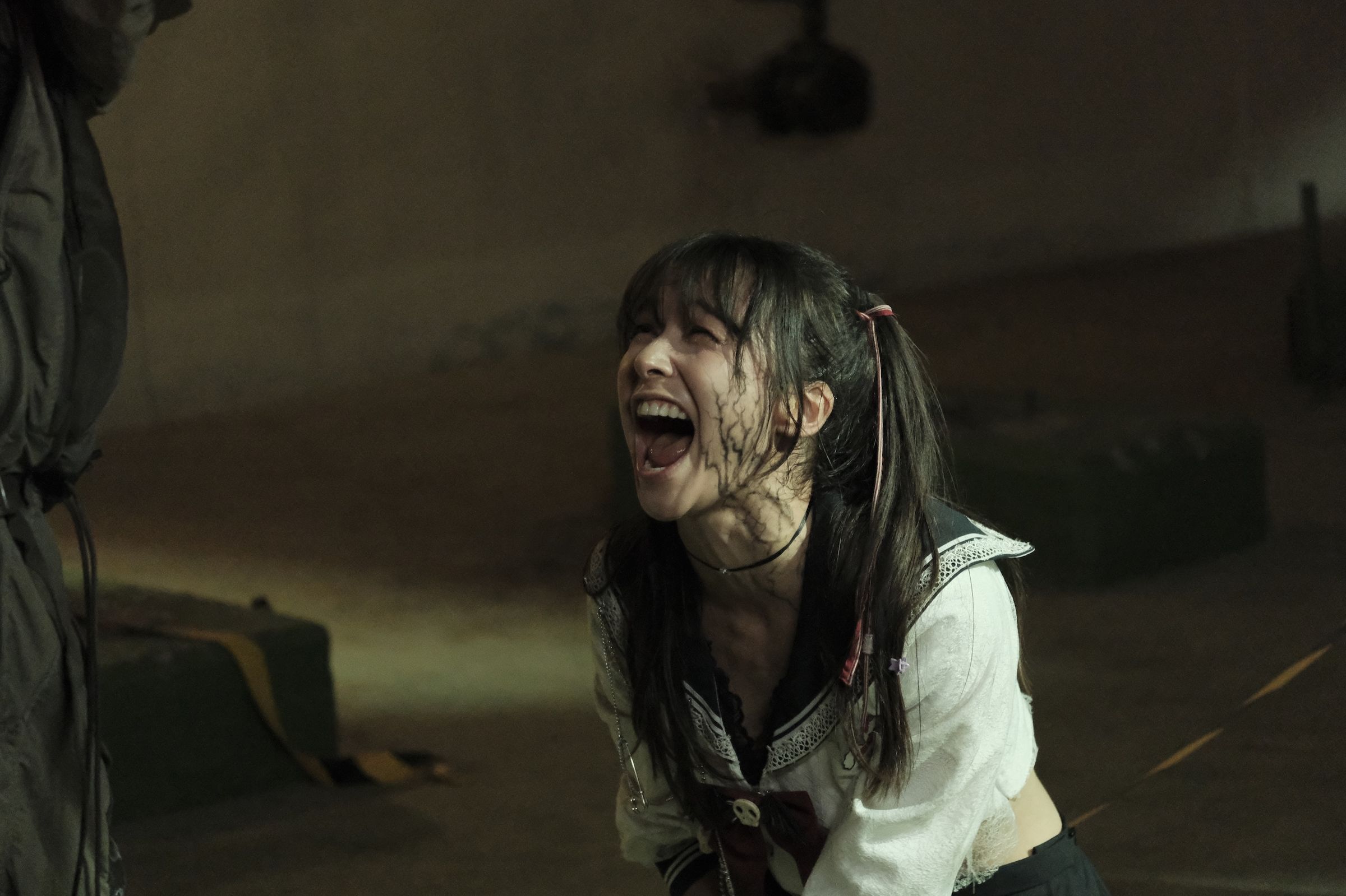 夏朧飾演誤入地下城的芭蕾舞者，「感染」特殊化妝寫實的怪物紋理讓她自嘲外型酷似「茶葉蛋」。（殺戮天使電影提供）