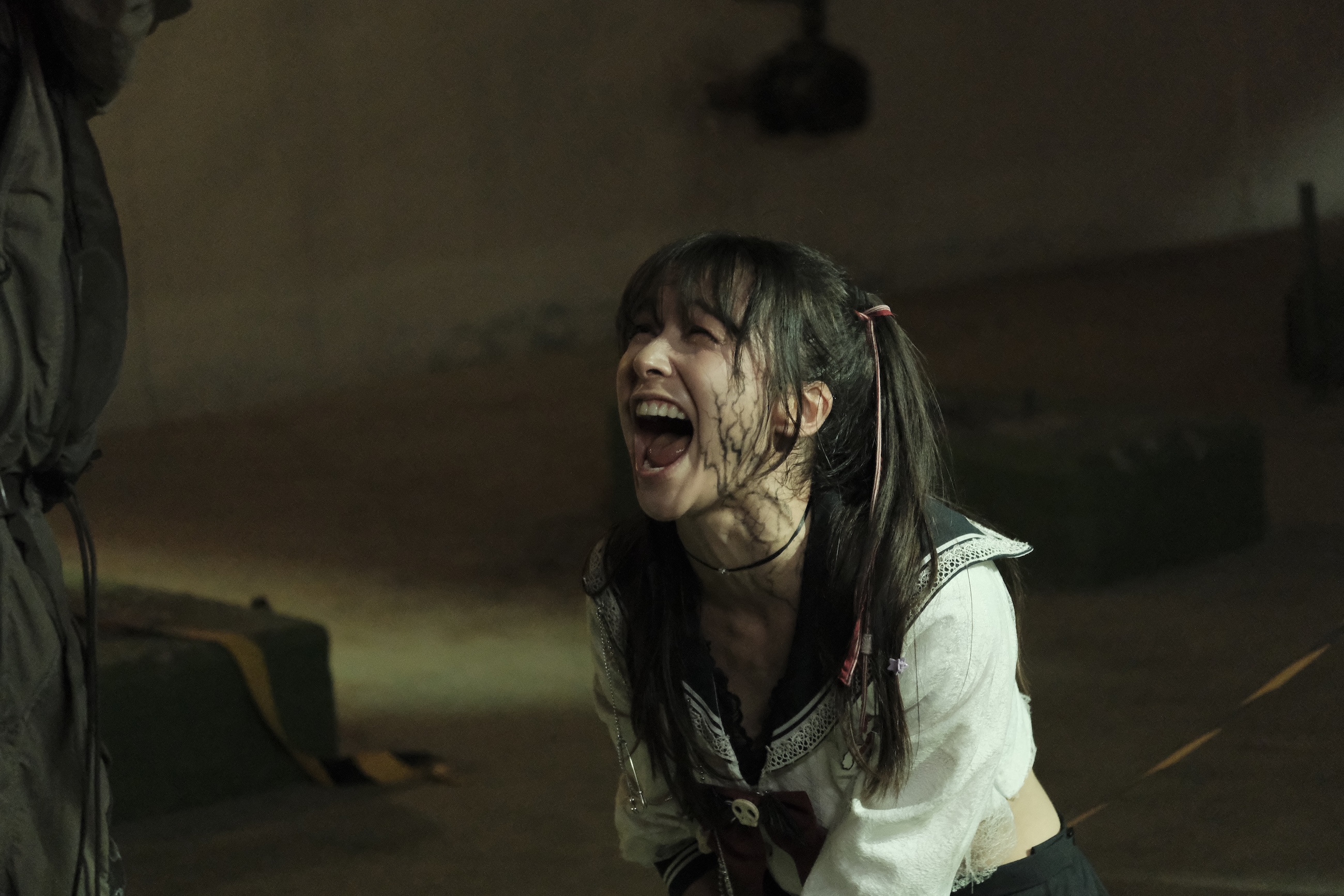 夏朧飾演誤入地下城的芭蕾舞者,「感染」特殊化妝寫實的怪物紋理讓她自嘲外型酷似「茶葉蛋」。(殺戮天使電影提供)