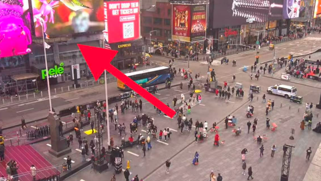 國三生割頸命案震驚整個社會，令各界憤怒，甚至有人將「乾哥乾妹」的畫像以懸掛外牆方式，刊登在新北五股區廣告刊版上。（翻攝自Gtokevin小商人靠北幹古股份有限公司）