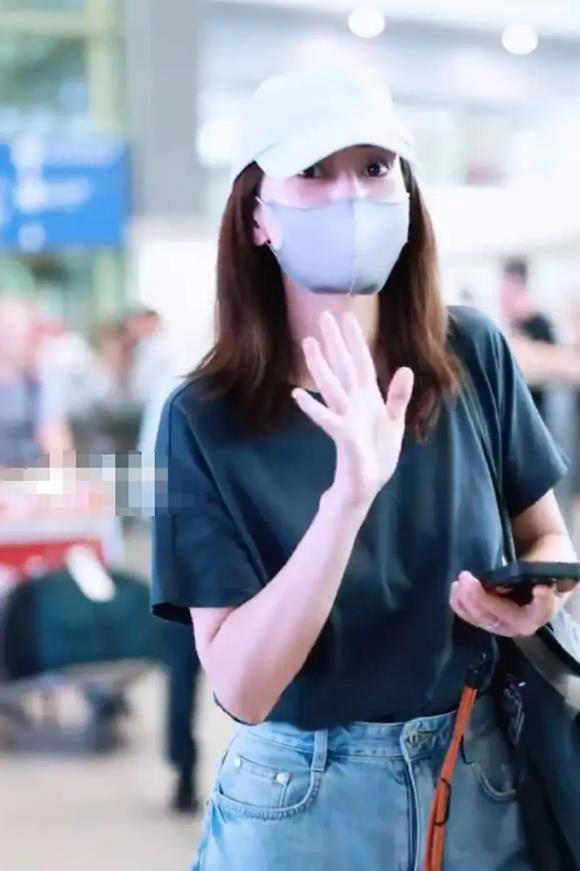 高圓圓攜女外遊返國,輕裝素顏的她只穿件T恤牛仔褲依舊不失女神氣場。(微博圖片)
