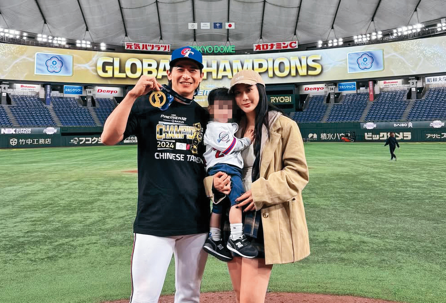 陳傑憲高調曬出全家福，啊小編的眼睛…墨鏡在哪快拿來！（翻攝自陳傑憲IG）