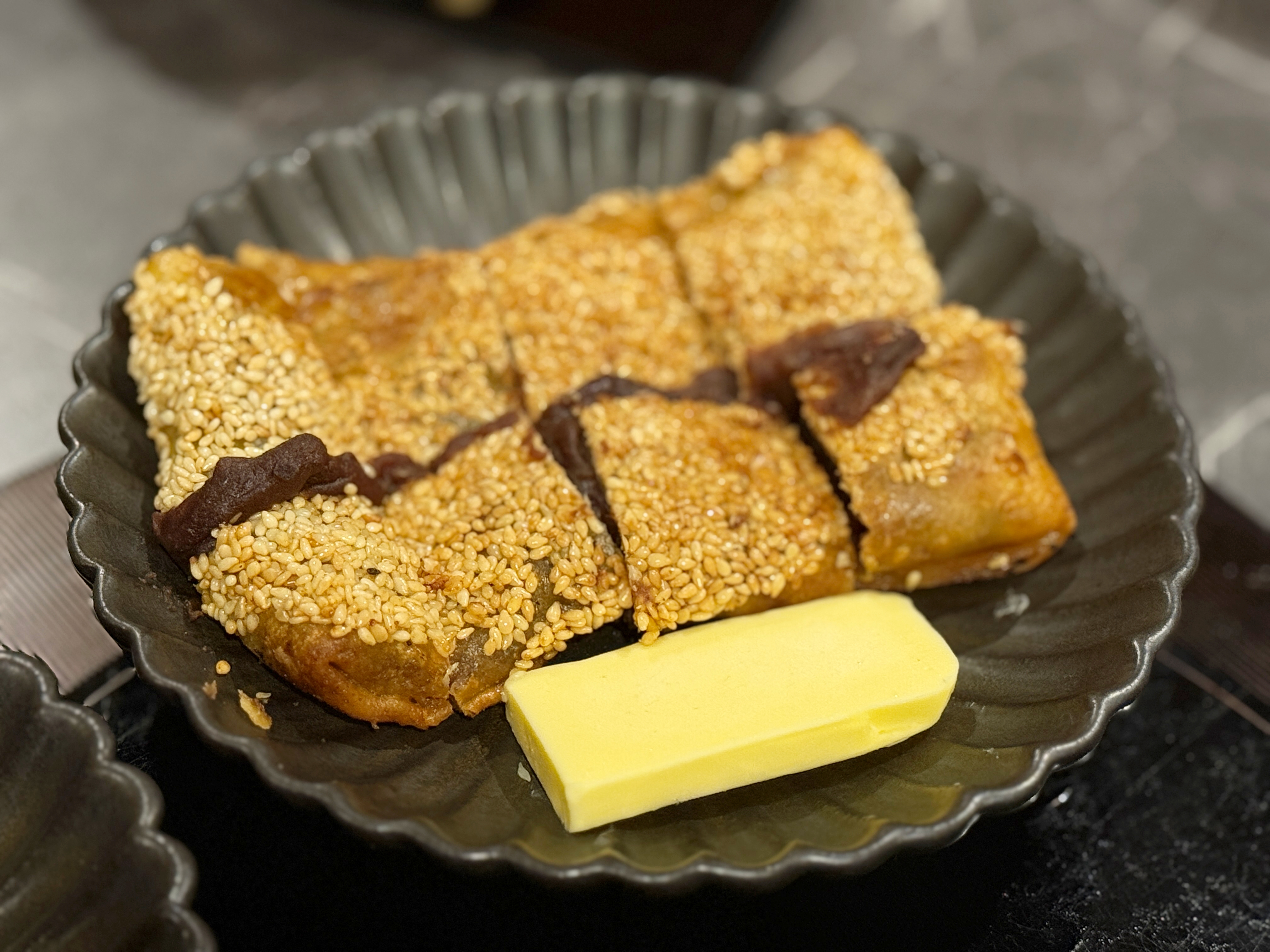 限量的手工「萬丹紅豆鍋餅」，餅皮金黃酥脆中間是綿密的紅豆餡。