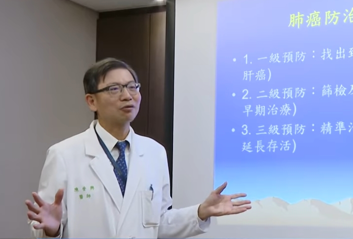 國立臺灣大學醫學院附設醫院外科部主任、胸腔外科醫師陳晉興。（翻攝自鏡新聞YouTube）