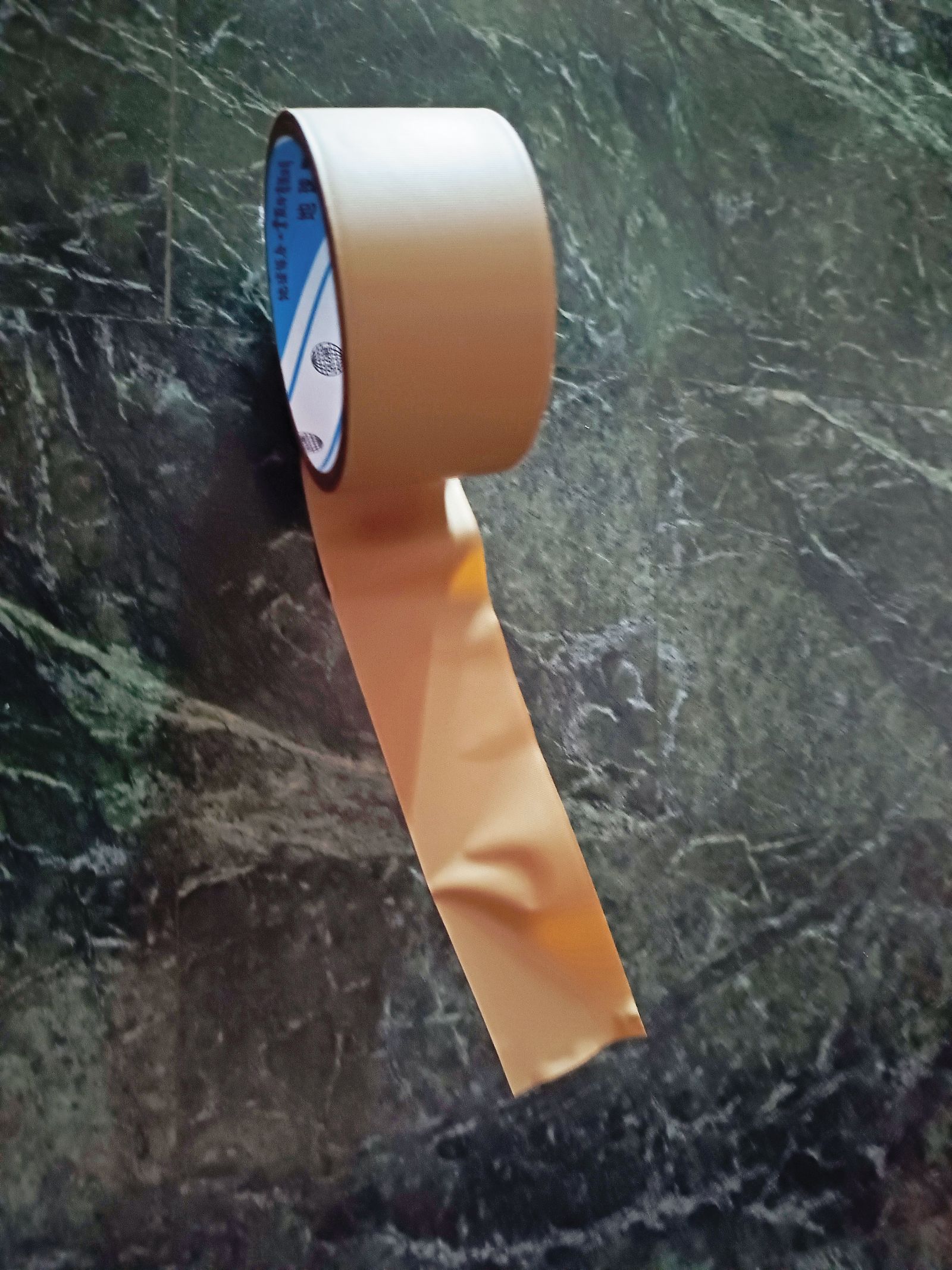 張增標用膠帶（圖）綑綁男童、塞入汽車行李廂。（示意畫面）