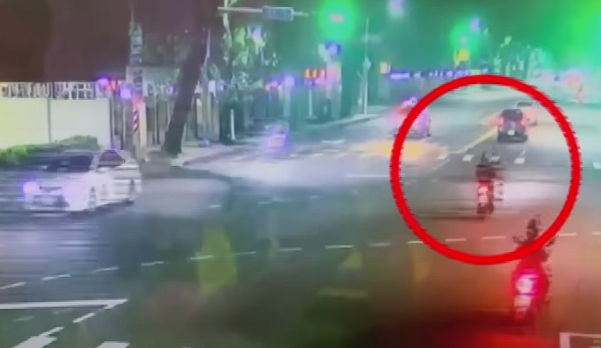 24歲謝姓女子25日騎機車闖紅燈遭警方攔檢，但她拒絕配合持續違規，最終自撞身亡，家屬質疑是警方持續追車所致。（翻攝畫面）