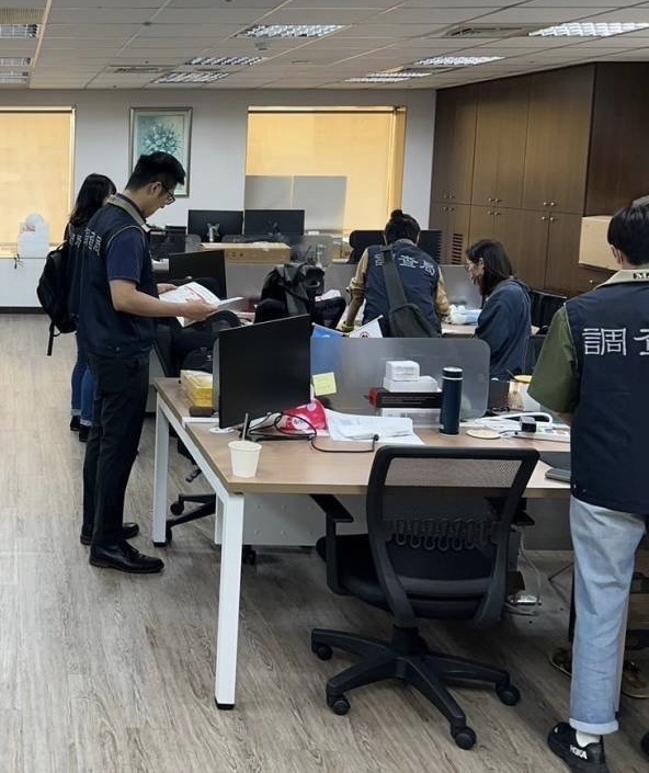 調查人員於中共在台挖角高科技人才新北市據點處執行搜索。(調查局提供)
