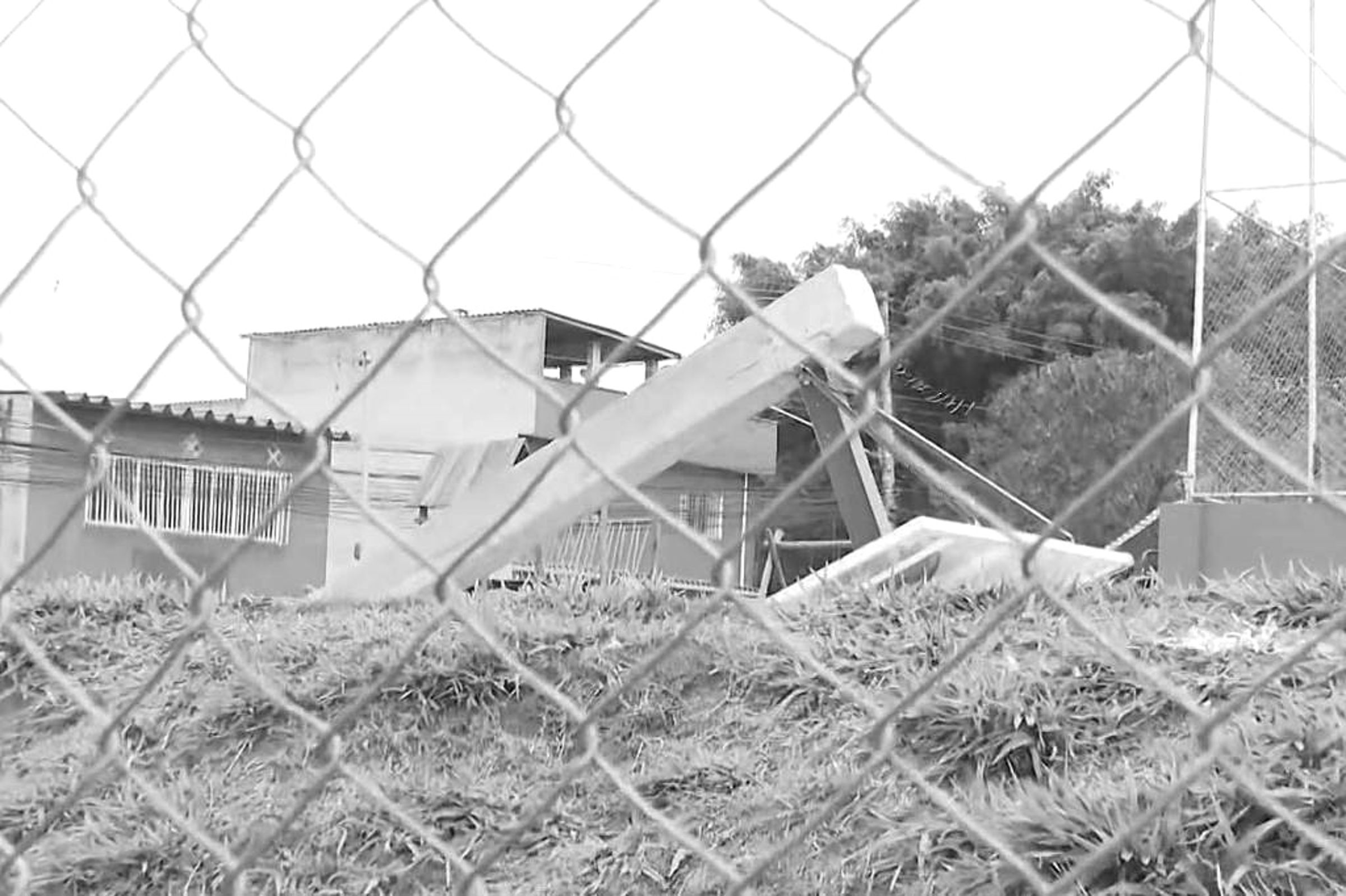 巴西一名少年日前在室外球場灌籃時，被倒塌的籃板籃框砸死。（翻攝自X）