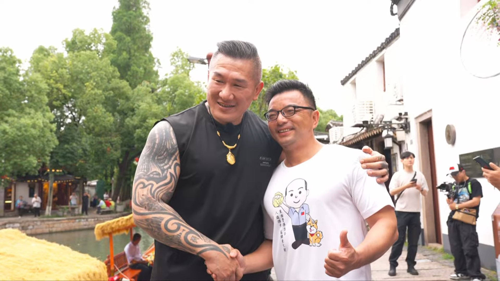 「館長」陳之漢近日前往中國上海陸續開直播，一路上都不斷吹捧中國哪裡好，讓許多網友看了傻眼。（翻攝自館長惡名昭彰YT頻道）