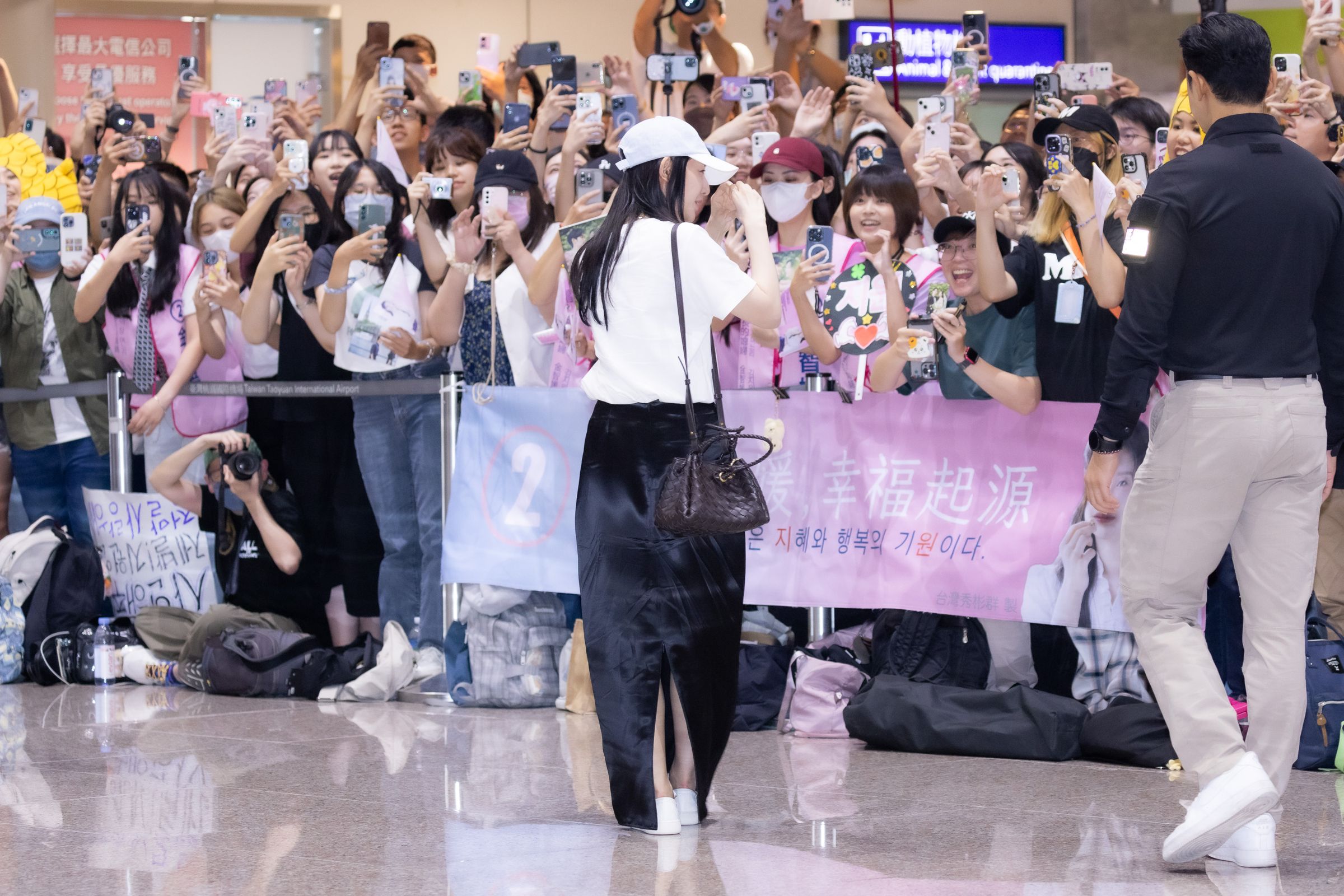 金智媛貼心地走近粉絲向他們打招呼。（COME ON JKSSP提供）