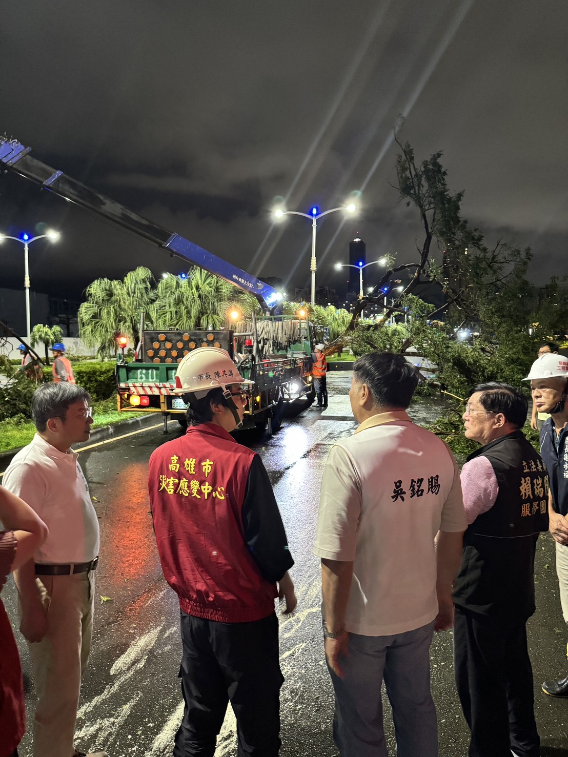 陳其邁表示，考量地方災情及停水停電等狀況未完全排除，今日續放颱風假，希望盡早重建家園。（翻攝自陳其邁臉書）