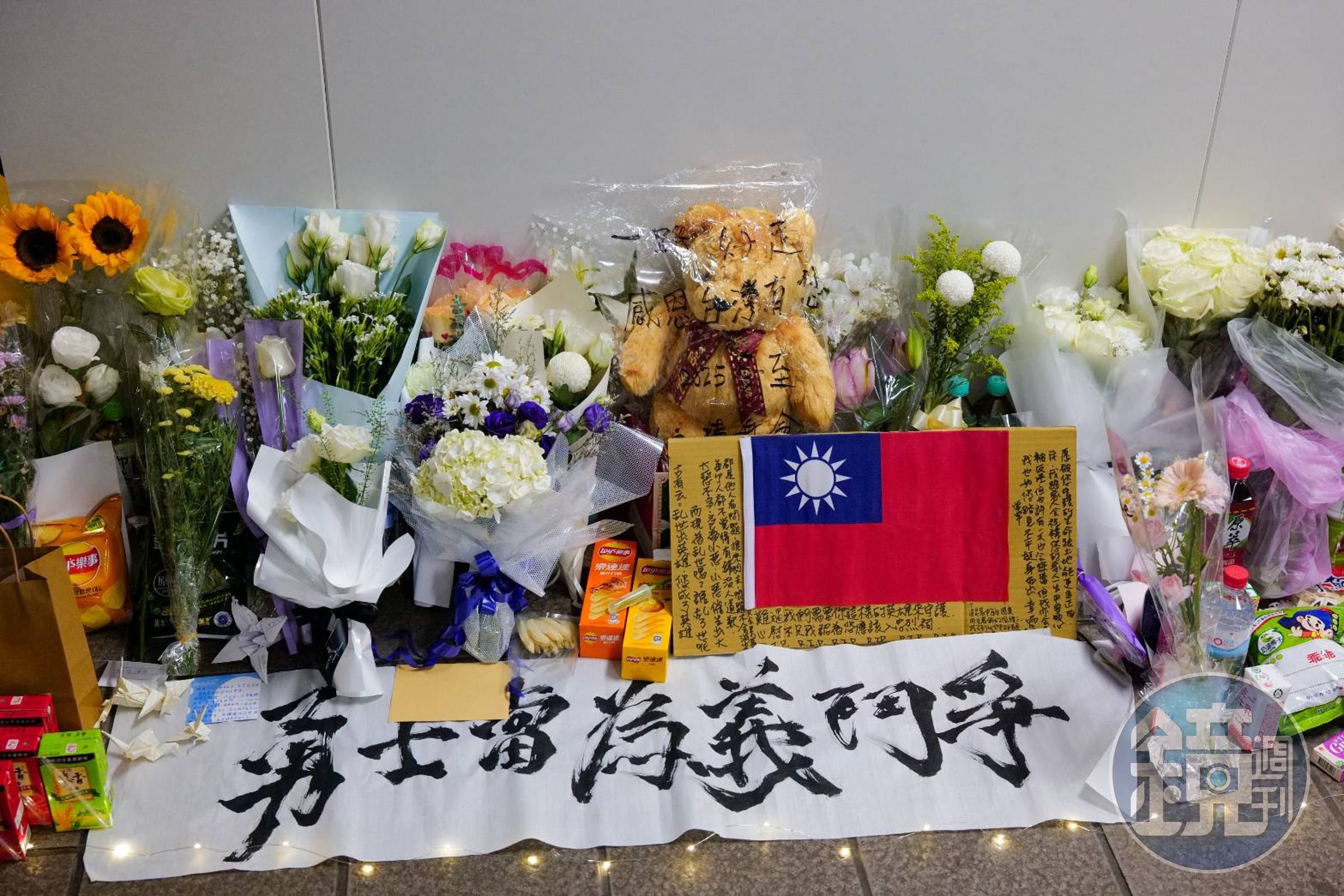 民眾獻花悼念罹難者。