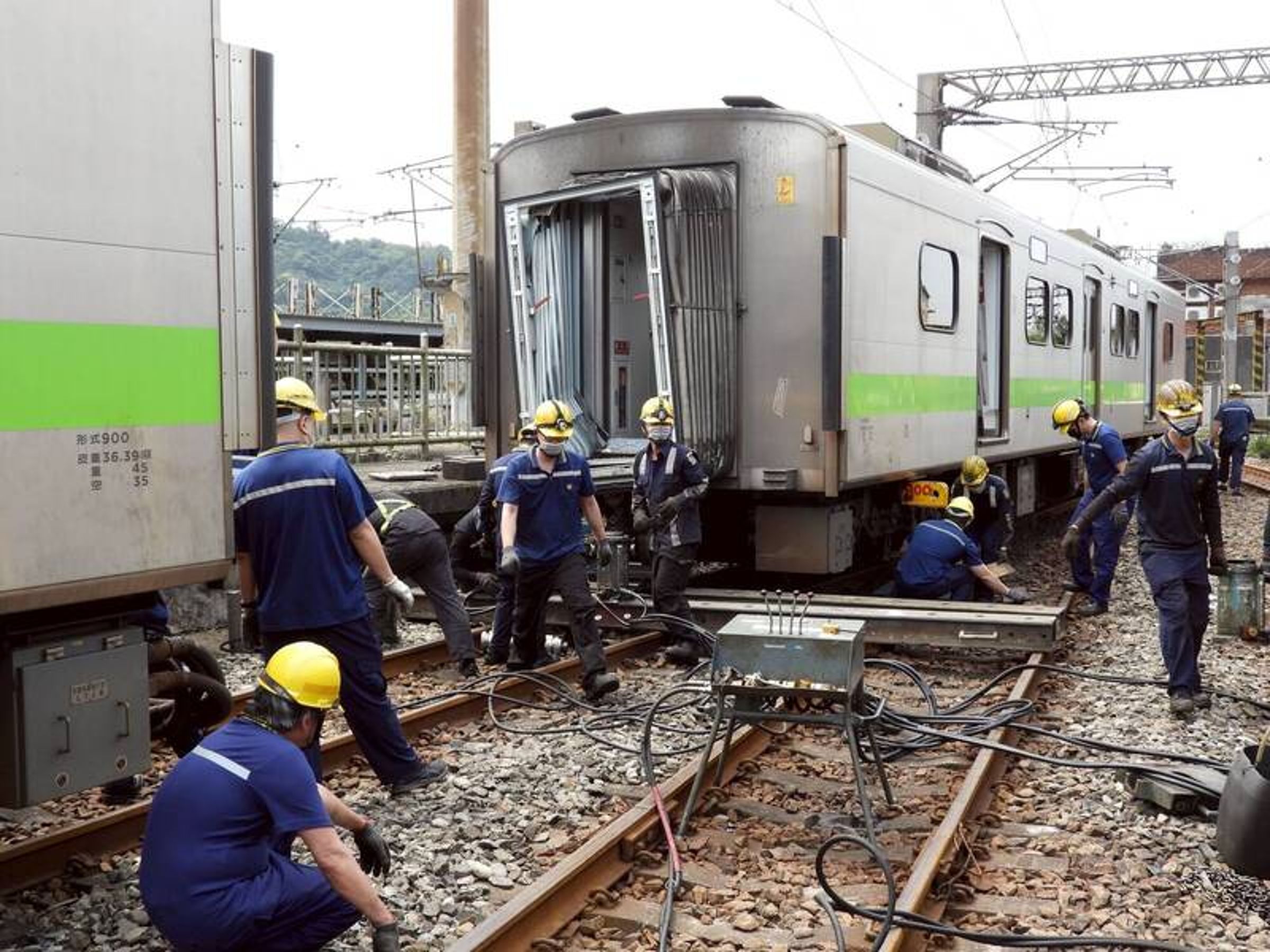 交通部次長伍勝園今日到七堵調車場視察，要求台鐵在3天內釐清事故原因。（台鐵提供）