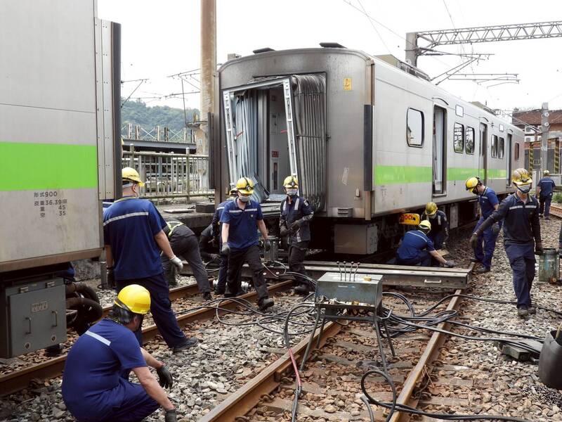 交通部次長伍勝園今日到七堵調車場視察，要求台鐵在3天內釐清事故原因。（台鐵提供）