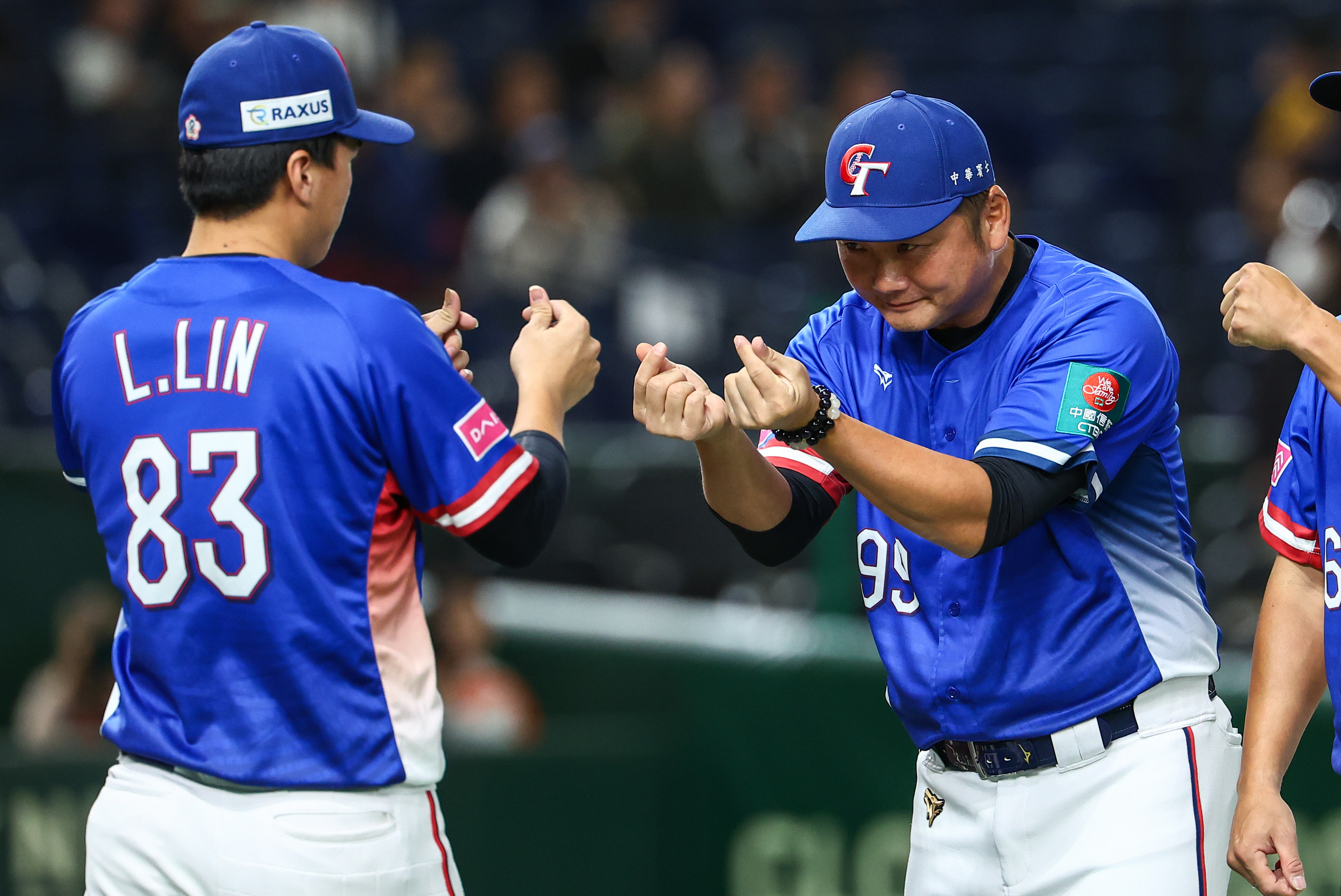 台灣攻守俱佳大勝美國，總教練曾豪駒和林立互送愛心手指。（中華棒協提供）