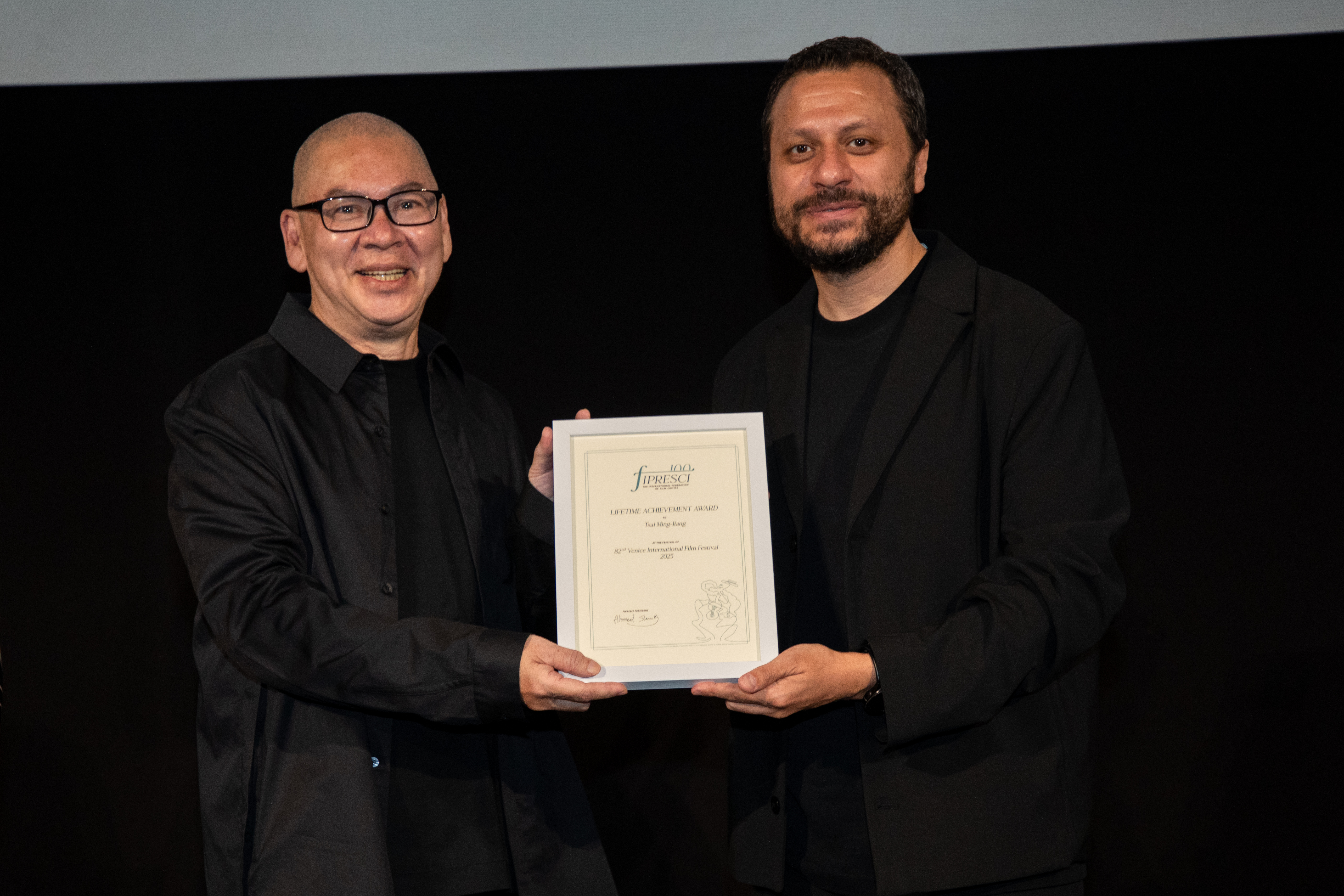 導演蔡明亮（左）獲頒費比西國際影評人協會終身成就獎，右為費比西國際影評人協會主席Ahmed Shawky。（國家影視聽中心提供）
