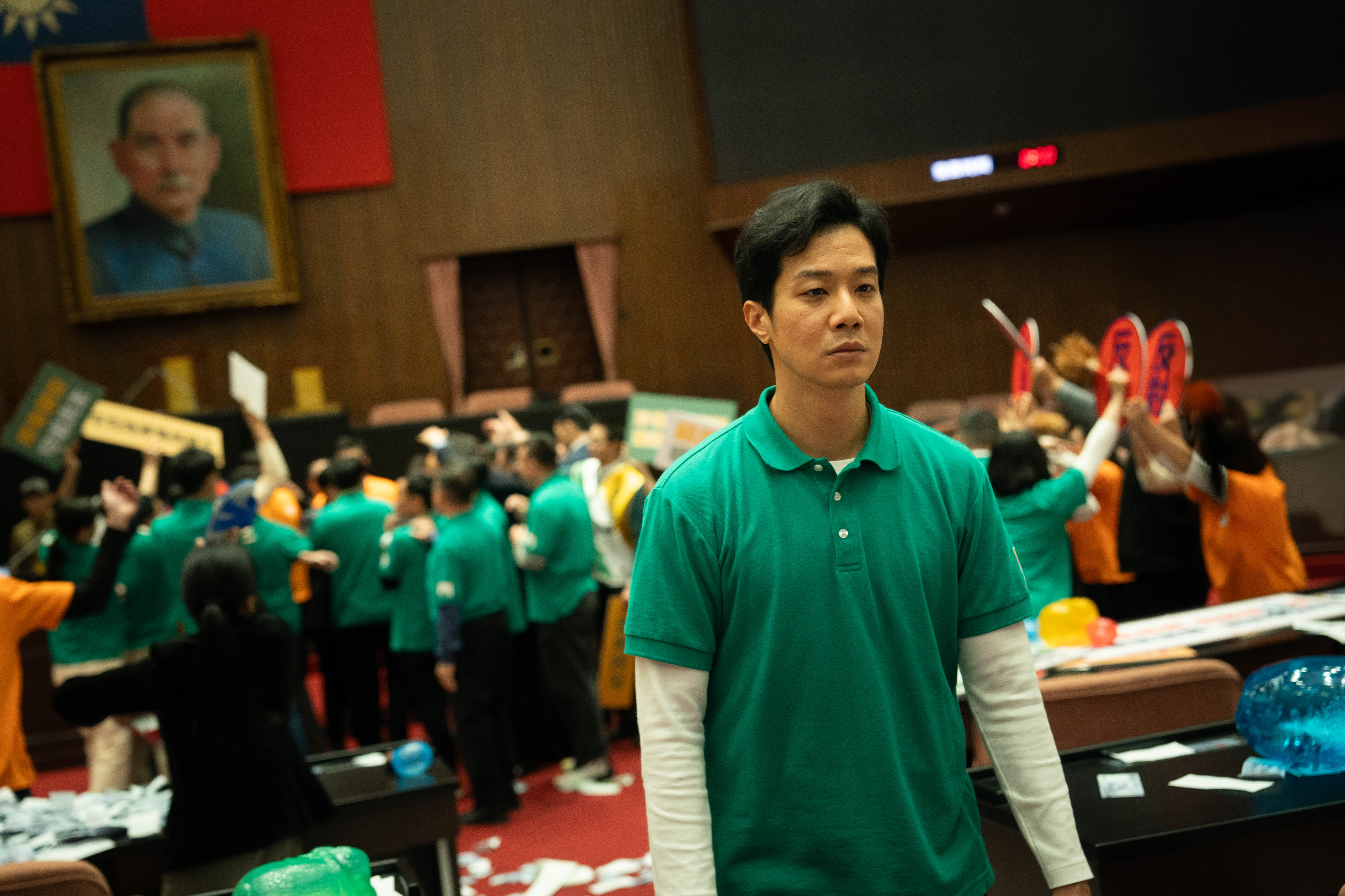 薛仕凌飾演立委對未來感到茫然。(CATCHPLAY+提供)