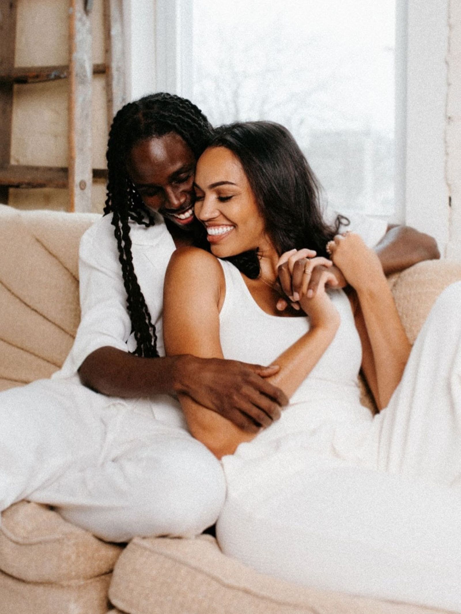 賈斯特斯凱莉（Justus Kelley）與大學時期就相戀的丈夫泰勒結婚，夫妻目前共同寄養一對年幼兄妹。（翻攝justuskells IG）