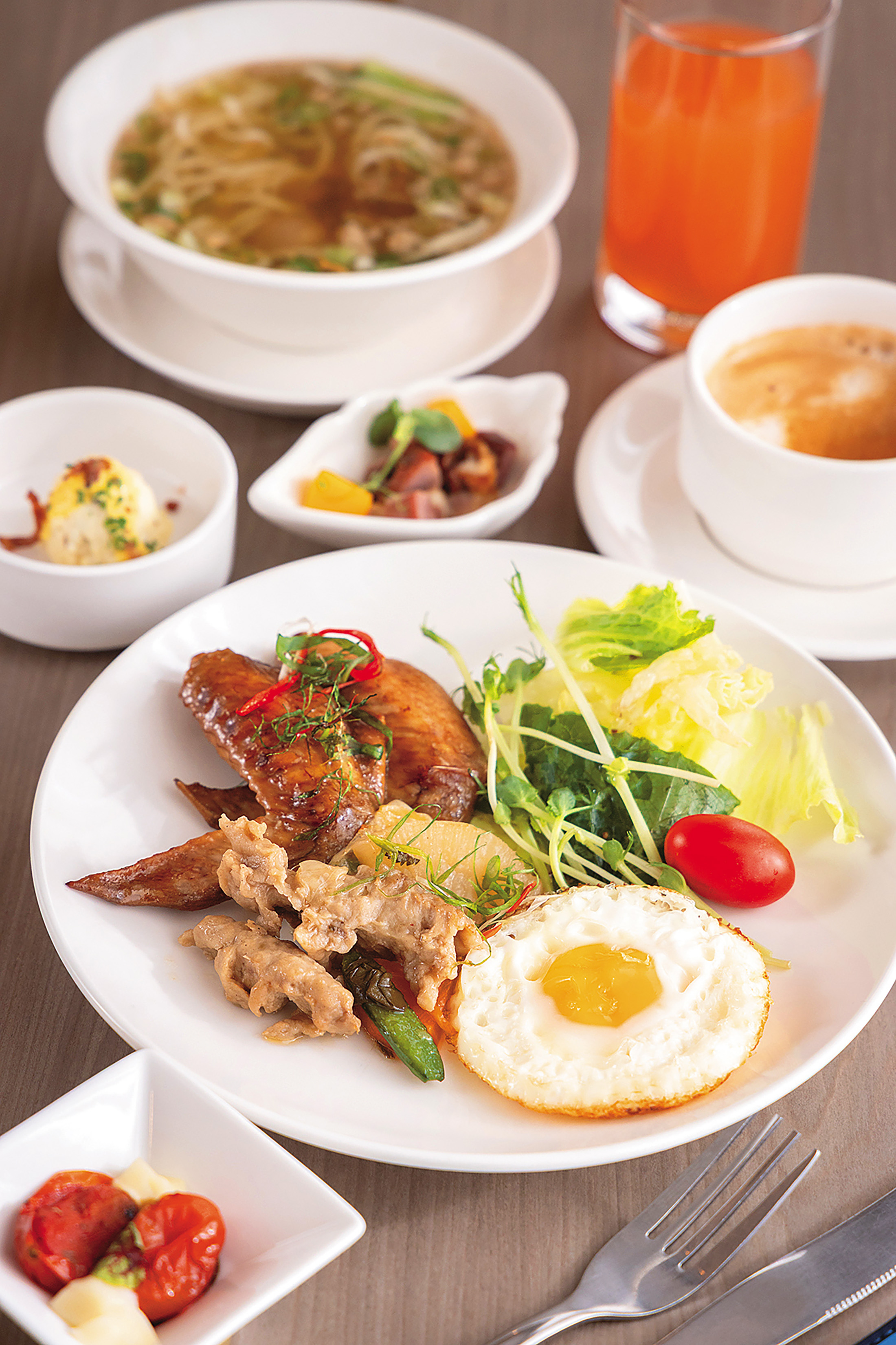 露曼餐廳能吃到各種蛋料理、擔仔麵、蘿蔔糕、清粥小菜等台式料理，也有義大利麵、培根與濃湯等西式餐點。