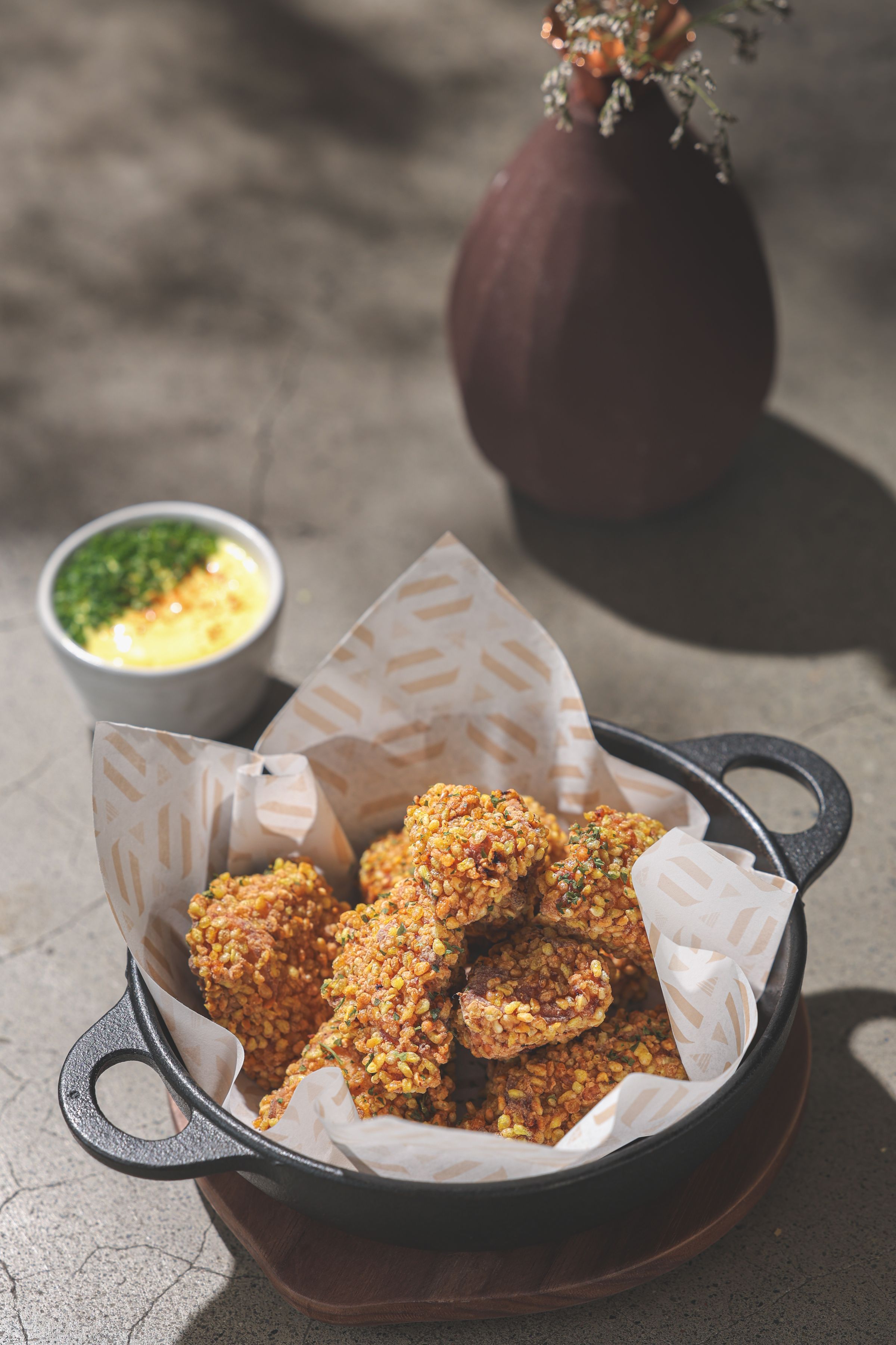 包裹蕎麥脆粒的「山林脆麥炸雞」，搭佐檸檬薑黃醬，讓風味更有層次。（360元／份，CHALET V提供）
