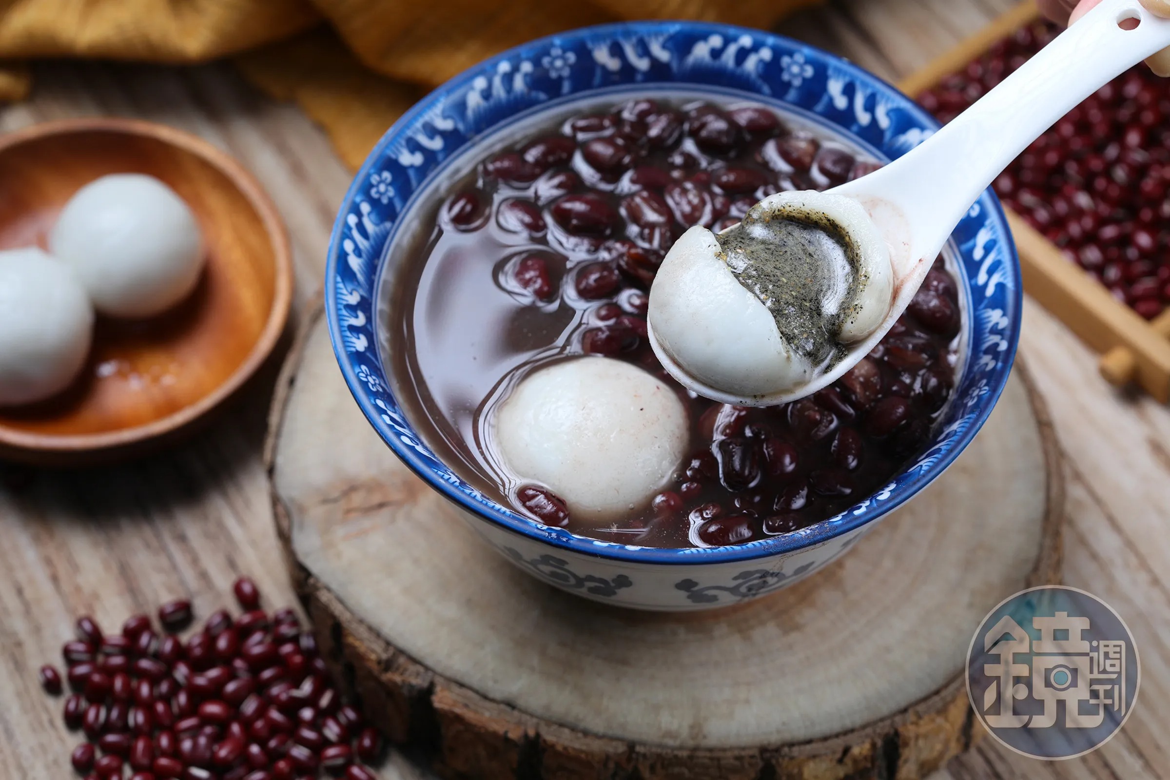 許多民眾從春節的年糕一路吃到元宵湯圓,往往成為誘發肩部關節囊發炎與沾黏的最後一根稻草。示意圖