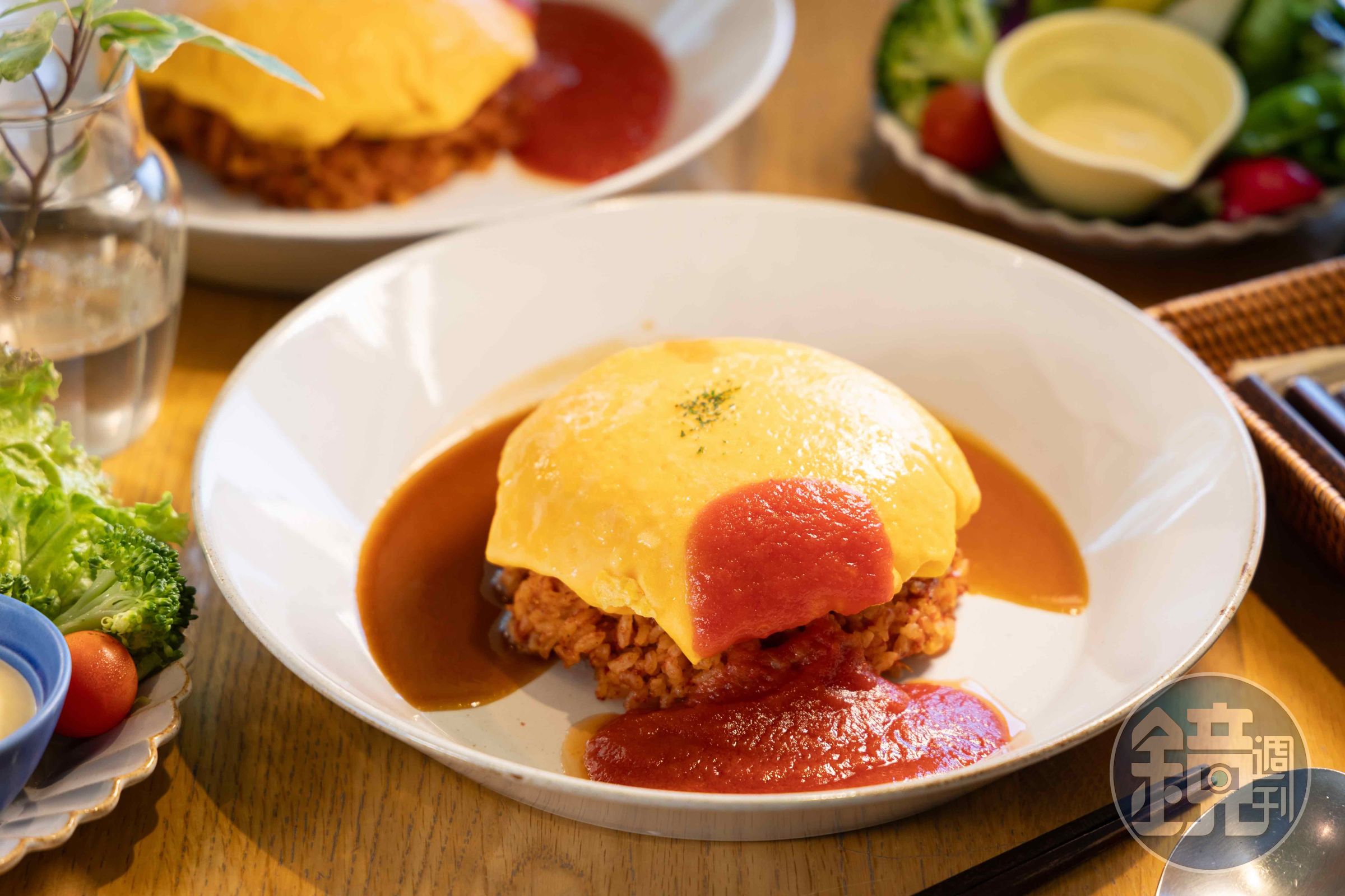 「レシピヲ堪能セット」使用4顆雞蛋製作蓬鬆滑嫩的歐姆蛋，套餐包含蛋包飯、農家沙拉、飲品與雞蛋布丁。（2,280日圓／份，約NT$446）
