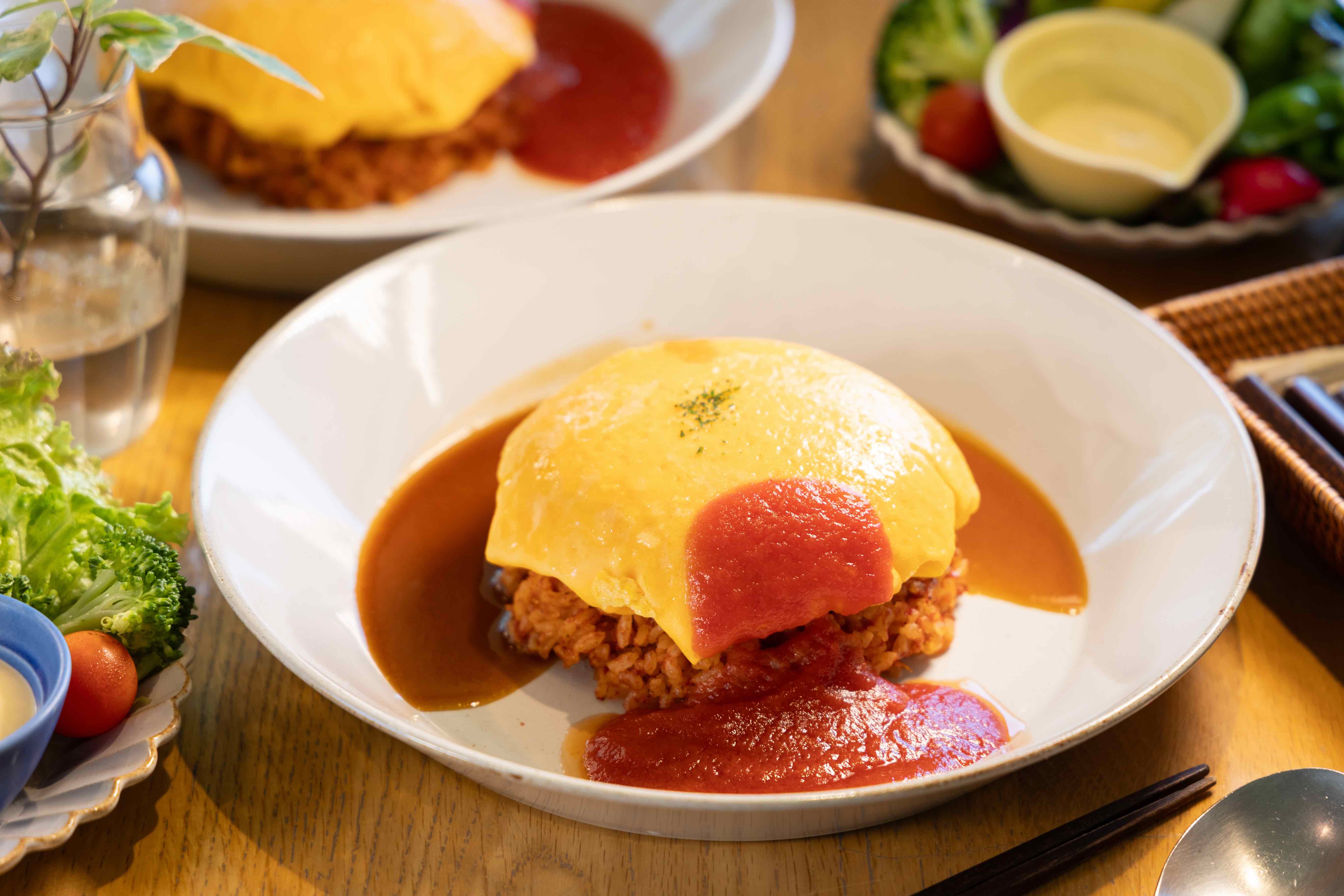 「レシピヲ堪能セット」使用4顆雞蛋製作蓬鬆滑嫩的歐姆蛋，套餐包含蛋包飯、農家沙拉、飲品與雞蛋布丁。（2,280日圓／份，約NT$446）