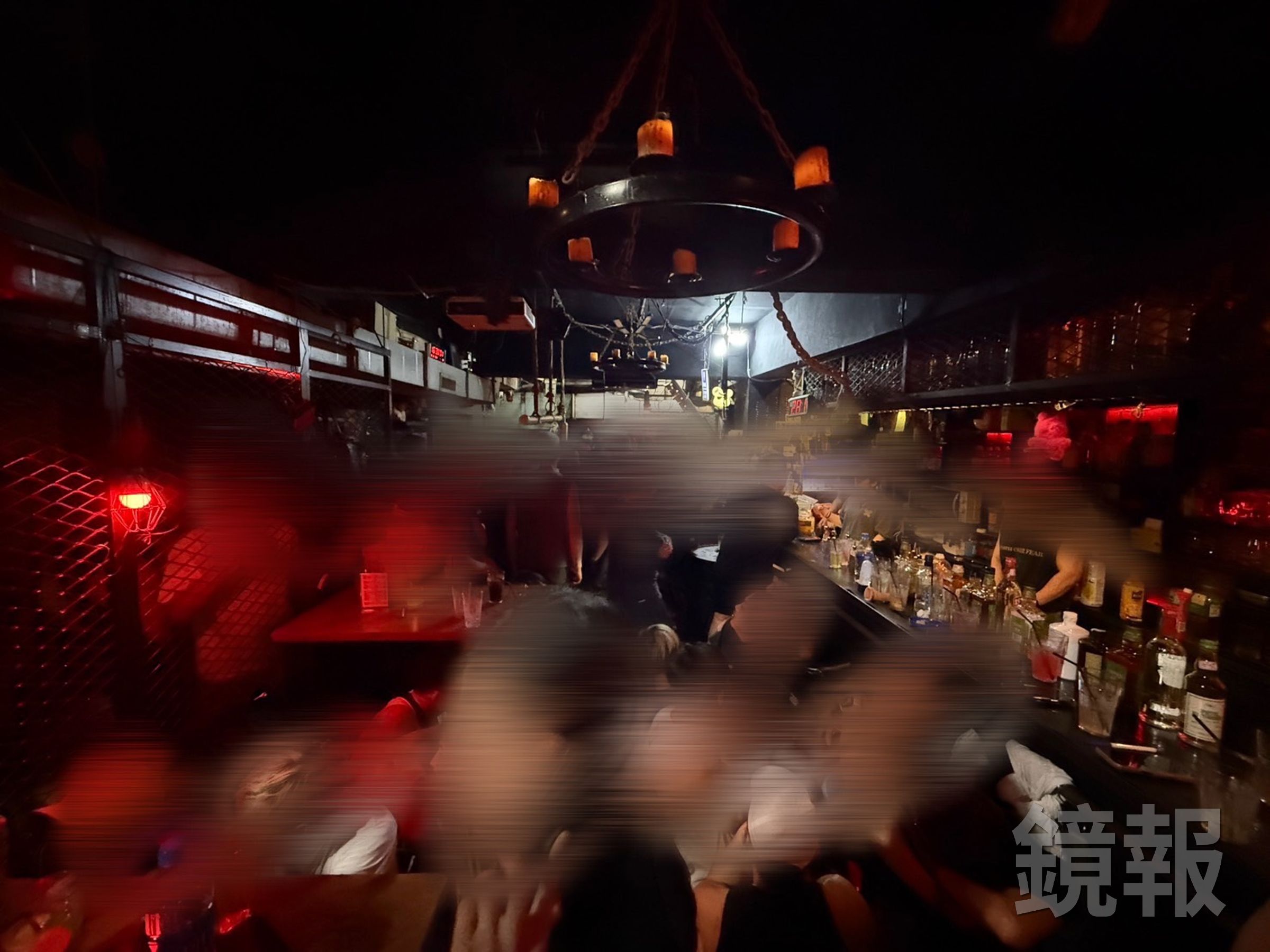 北市萬華警攻堅西門町同志酒吧,執法過程爆出許多爭議。(翻攝畫面)