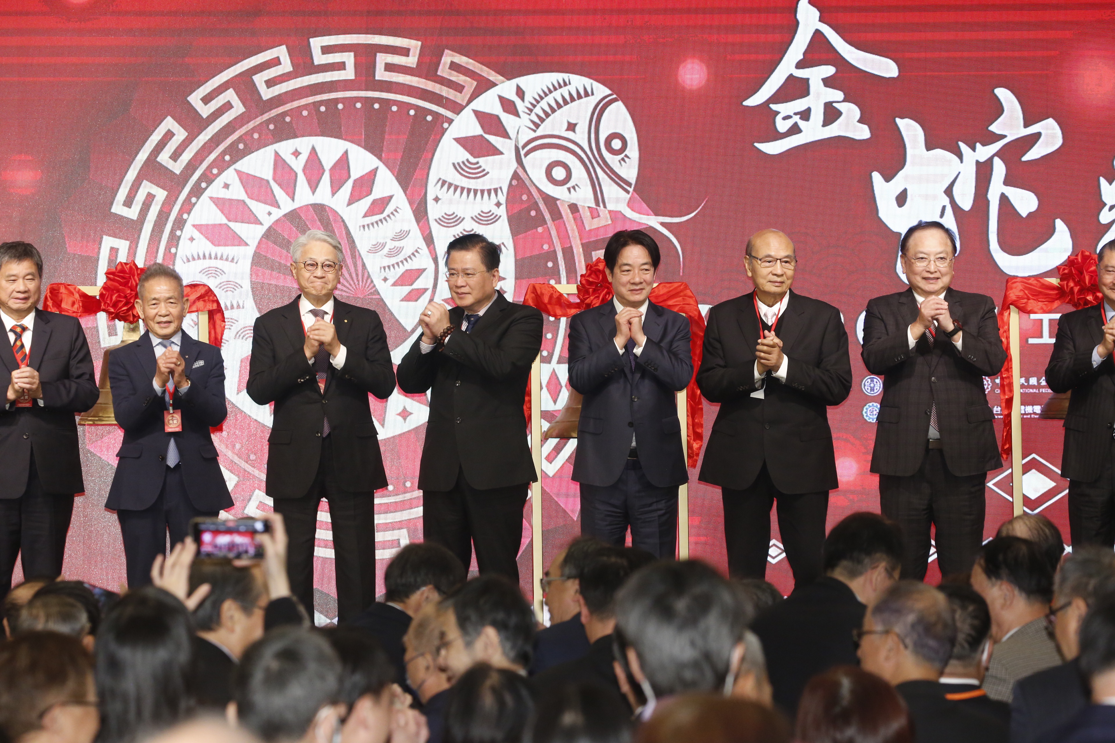 賴清德今出席工商團體春節聯誼活動，致詞時回應藍營普發現金的主張。