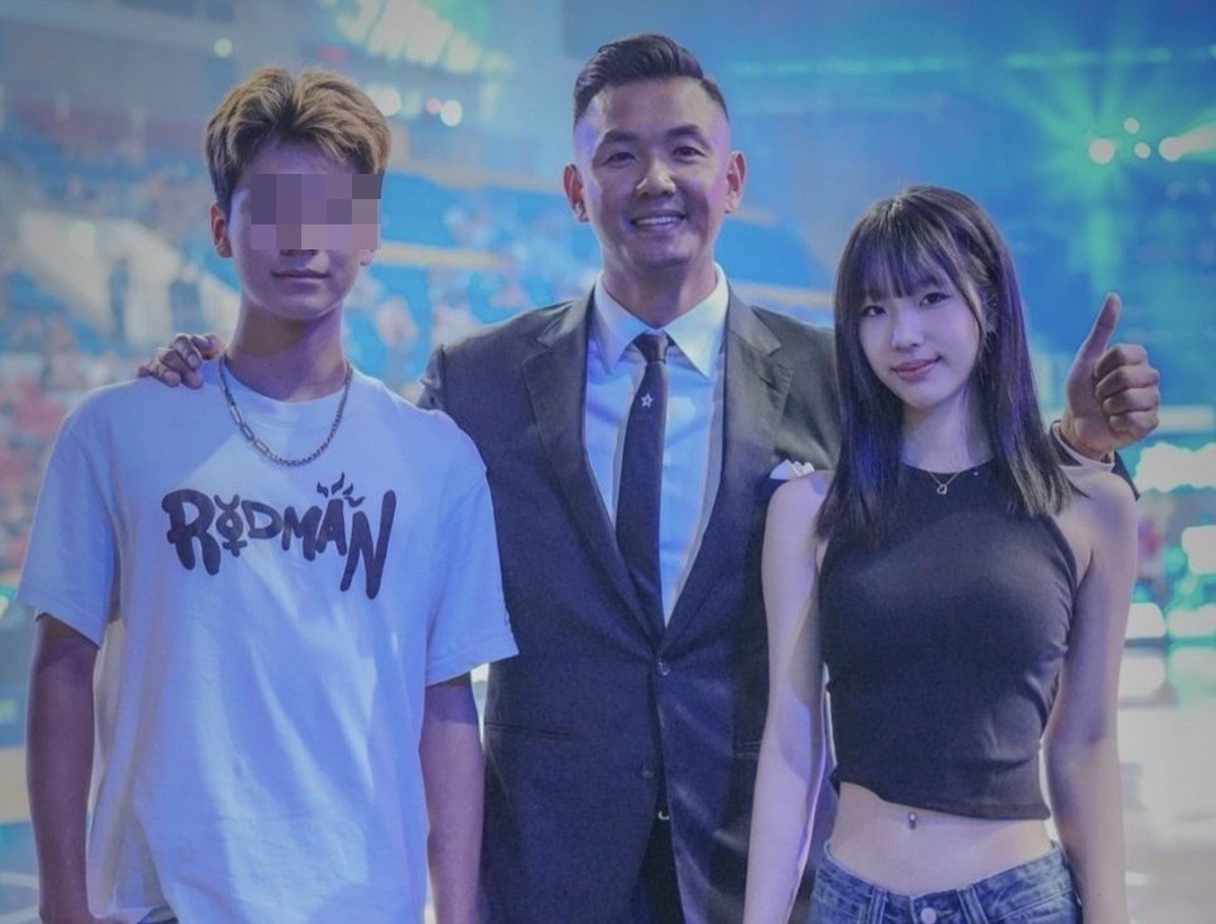 黑人(中)與小S大女兒許曦文(右)、小S外甥Migu合照,歡迎他們常常去看球賽。(翻攝陳建州IG)