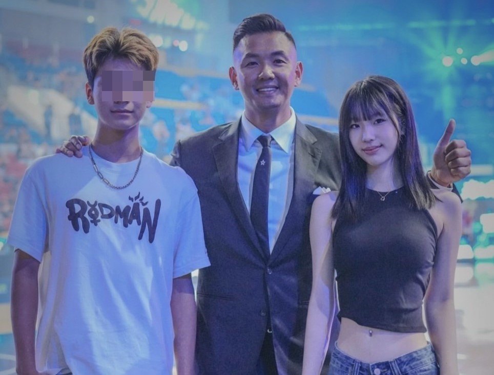 黑人（中）與小S大女兒許曦文（右）、小S外甥Migu合照，歡迎他們常常去看球賽。（翻攝陳建州IG）