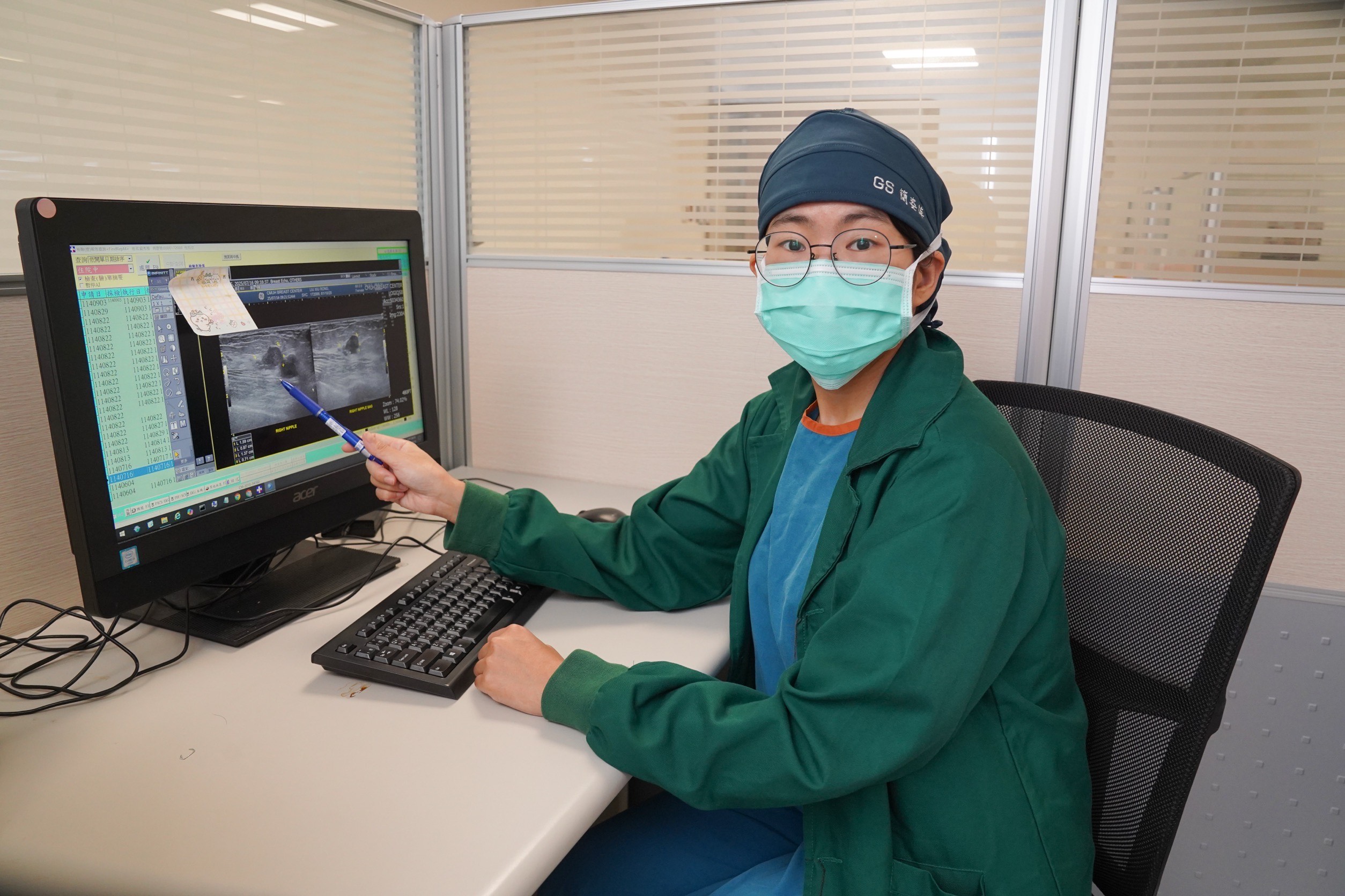 簡姿萍醫師採部分乳房切除及前哨淋巴採樣手術，以「中央切法」切除乳頭及乳頭下方腫瘤病灶。（中國醫藥大學新竹附設醫院提供）