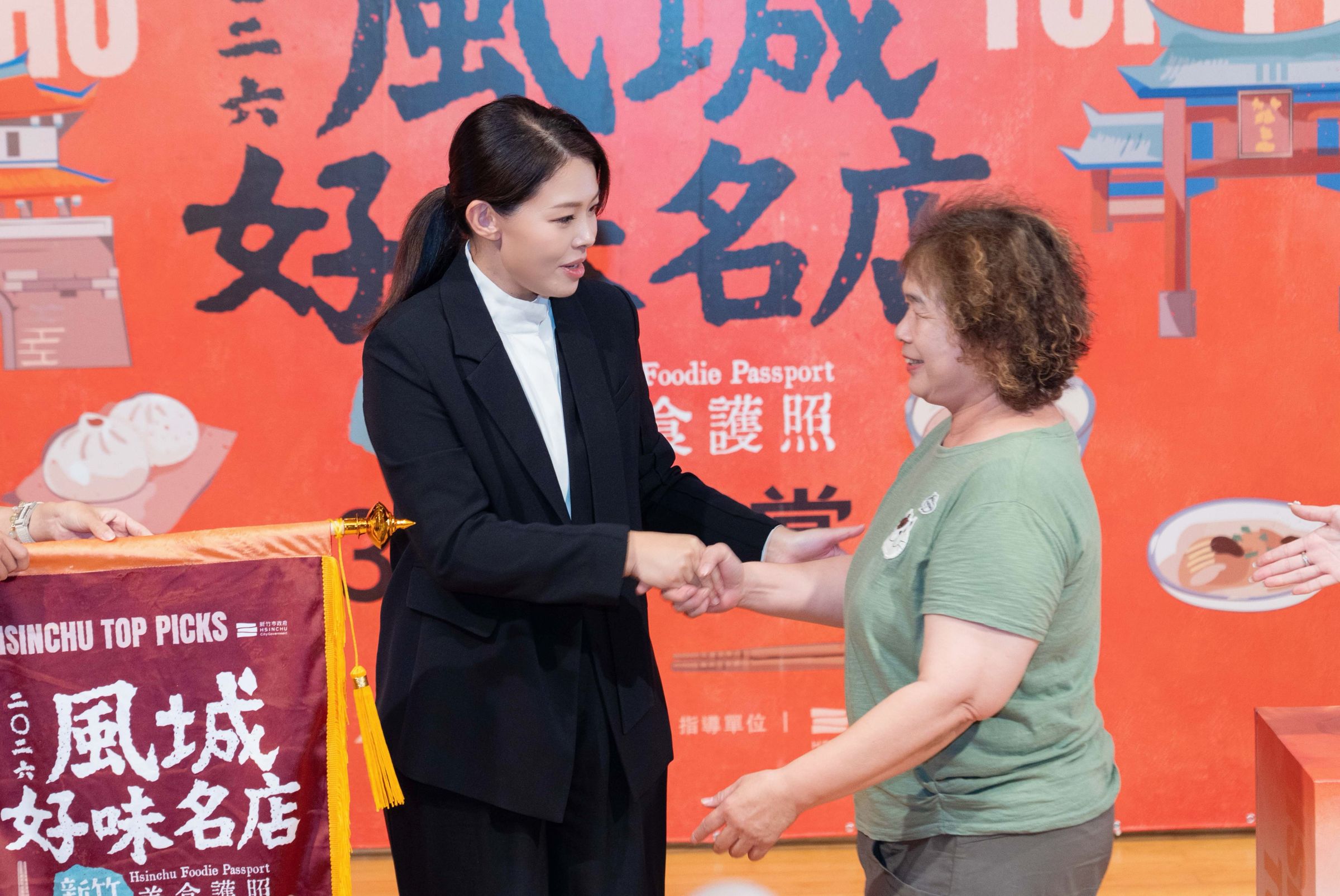 市長高虹安頒發獎項予獲獎店家。(新竹市政府提供)