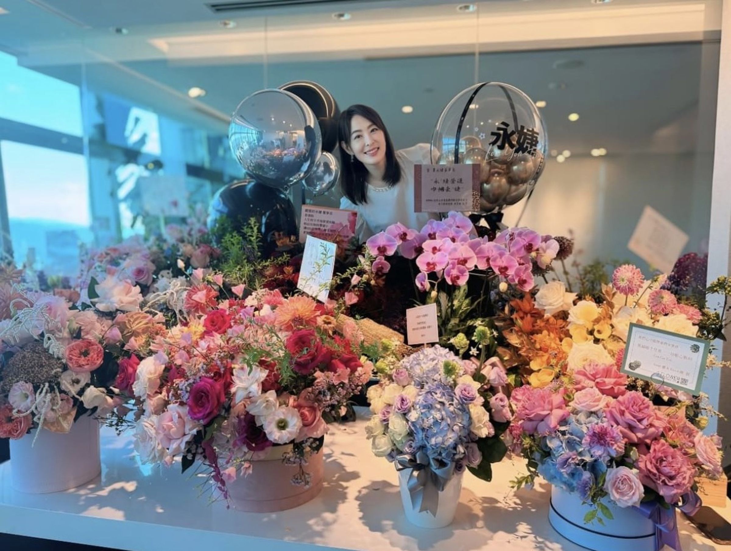 賈永婕新官上任,收到滿滿花禮祝福。(翻攝賈永婕臉書)