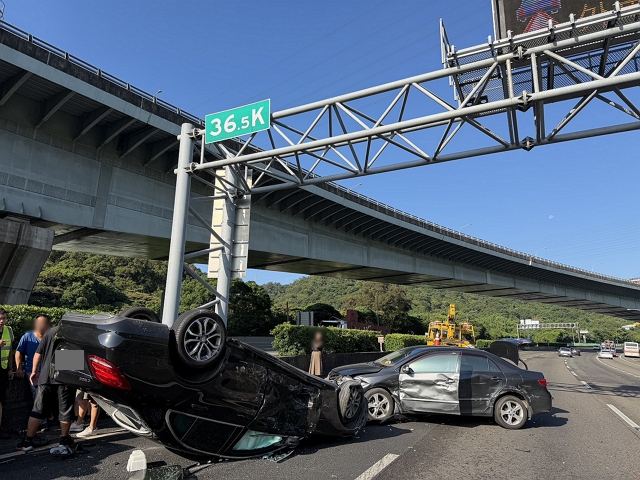 楊男疑因變換車道不當，陸續擦撞3車，還造成其中一輛賓士車翻覆。警方提供