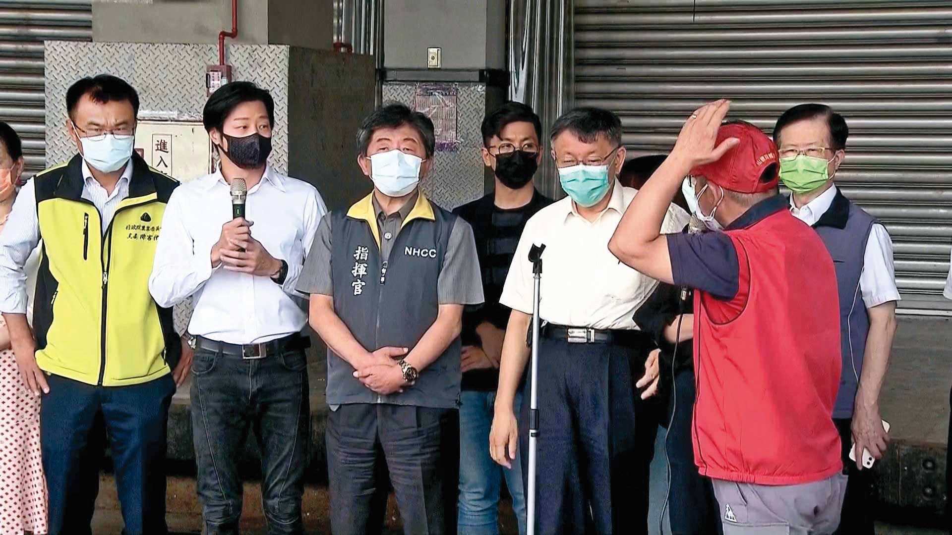 林勝東(紅衣者)在肺炎疫情時,因公開飆罵立委林昶佐(左1)聲名大噪。(東森新聞提供)