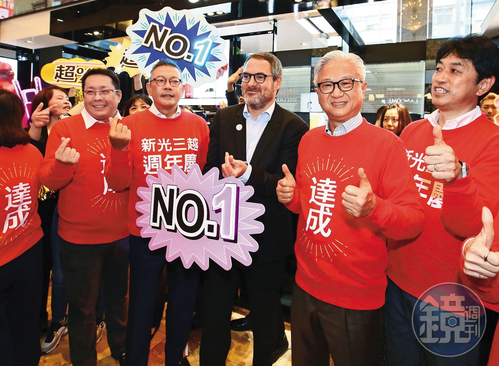 吳東昇(右2)原定這屆要將新光三越董座交棒吳昕陽(右4),他卻不願放手。