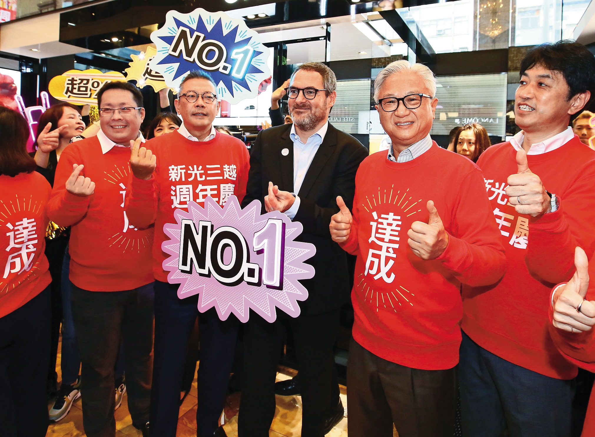 吳東昇（右2）原定這屆要將新光三越董座交棒吳昕陽（右4），他卻不願放手。