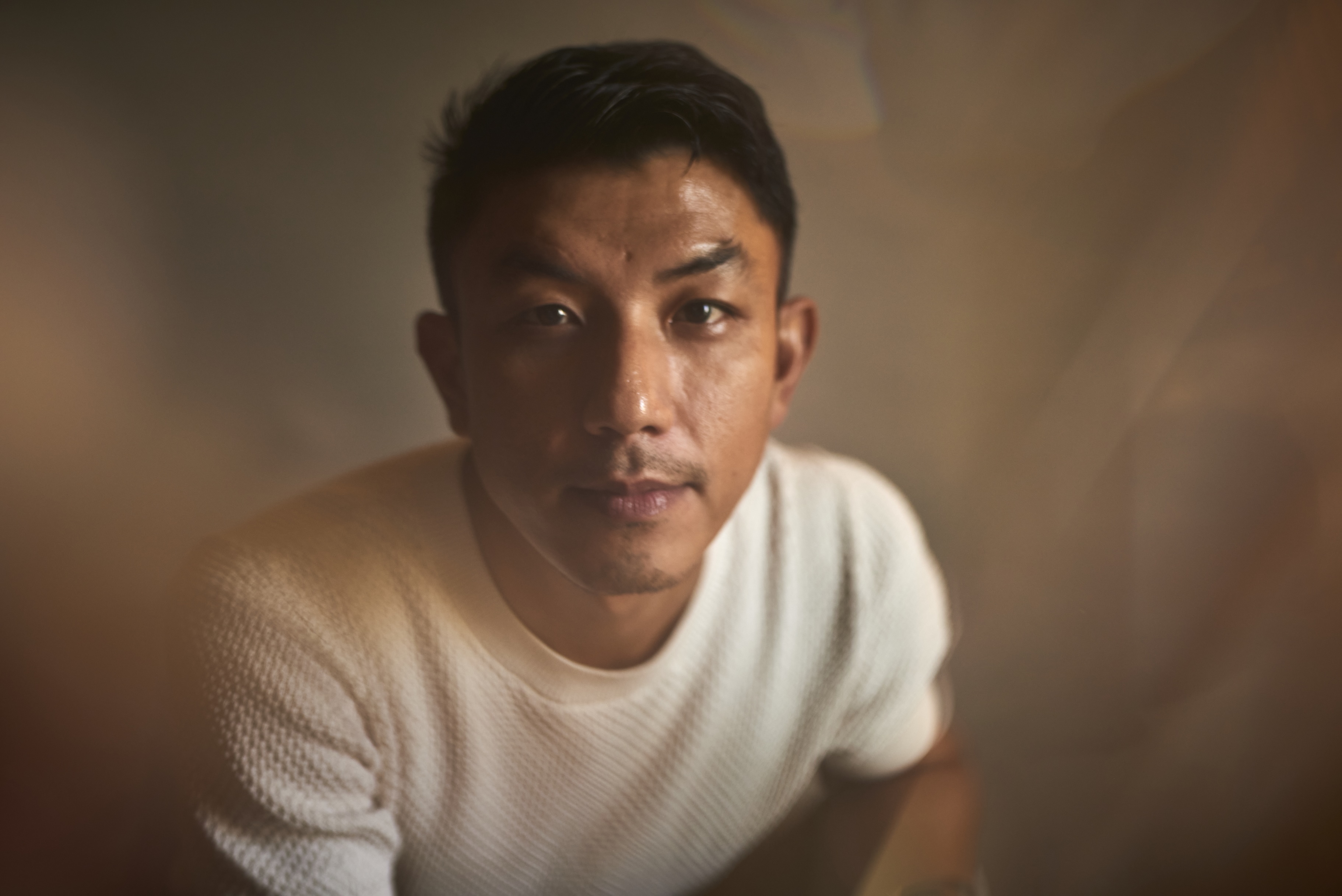 《白衣蒼狗》在台泰都有放映場，萬洛其實已經看了電影將近十次，看到最後，他甚至有這是一部動作片的感覺，但也對每個演員所放入其中的，看得更細。