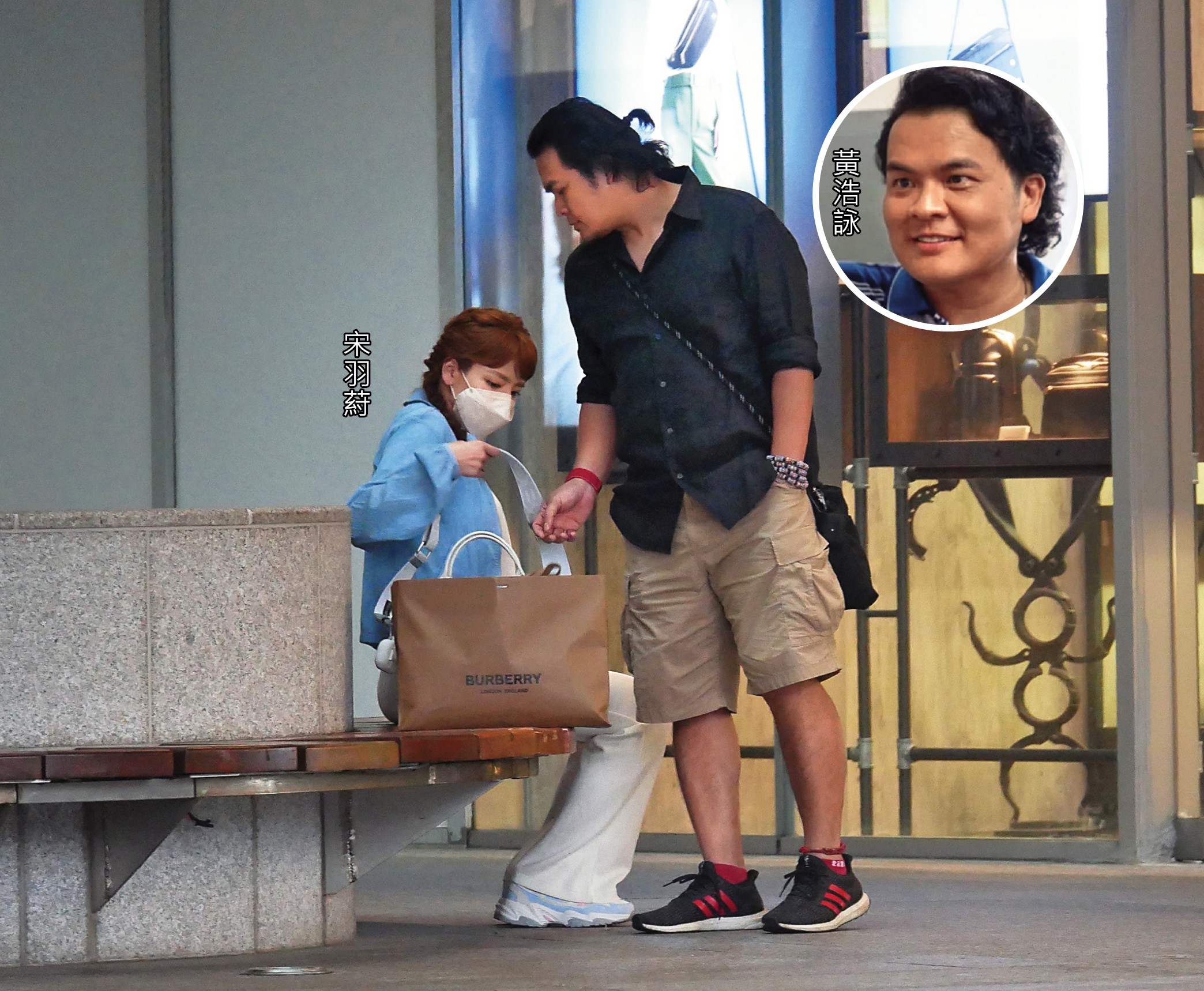 17：57，原本獨自在大直美麗華下車的宋羽葤（左），終於等到男友黃浩詠（右）來會合。